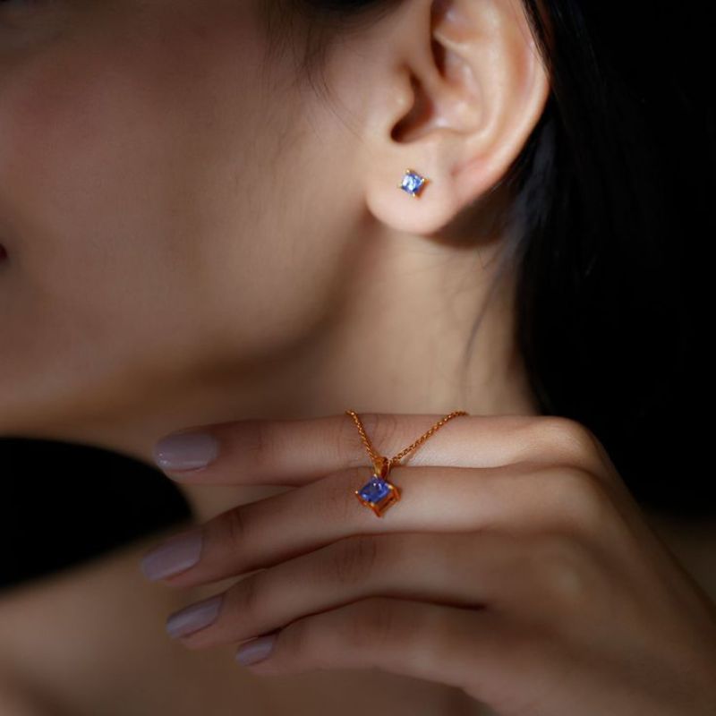 Collier et Boucles d'Oreilles Tanzanite.jpg__PID:4cee4de9-93e1-4642-acbc-44c23d78ab2a