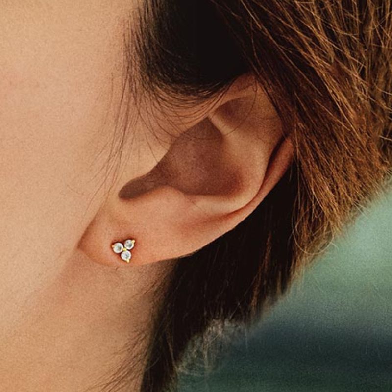 Puces Oreilles Saphir Blanc Radha.jpg__PID:54bfc125-e947-462e-9f15-306dc2a1f2b9