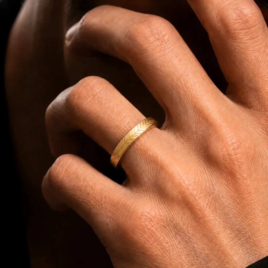 Bague chevron en or jaune 18 carats portée, bijou fin pour peau sensible Mayuri