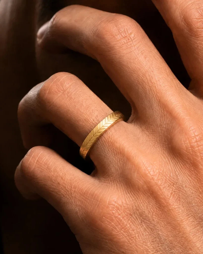 Bague chevron en or jaune 18 carats portée, bijou fin pour peau sensible Mayuri