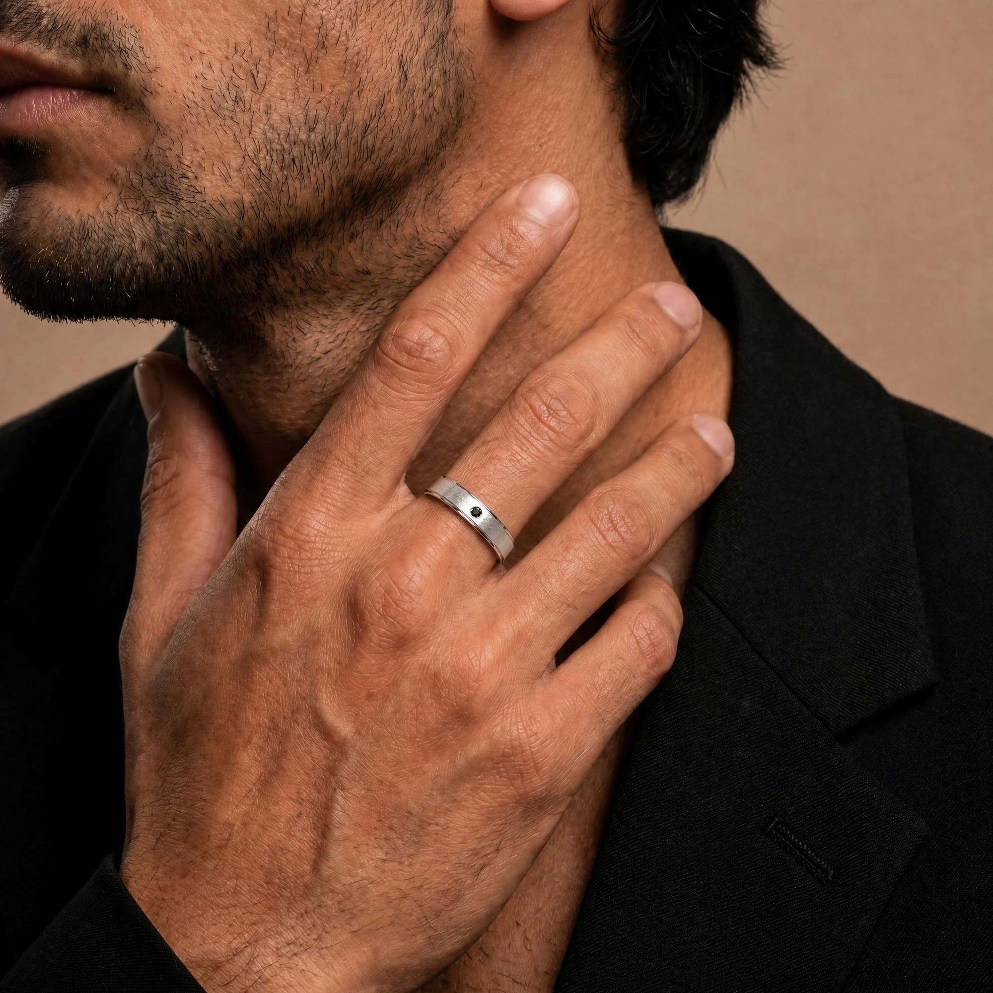 Alliance diamant noir or blanc Dhruva portée par un homme, jonc brossé