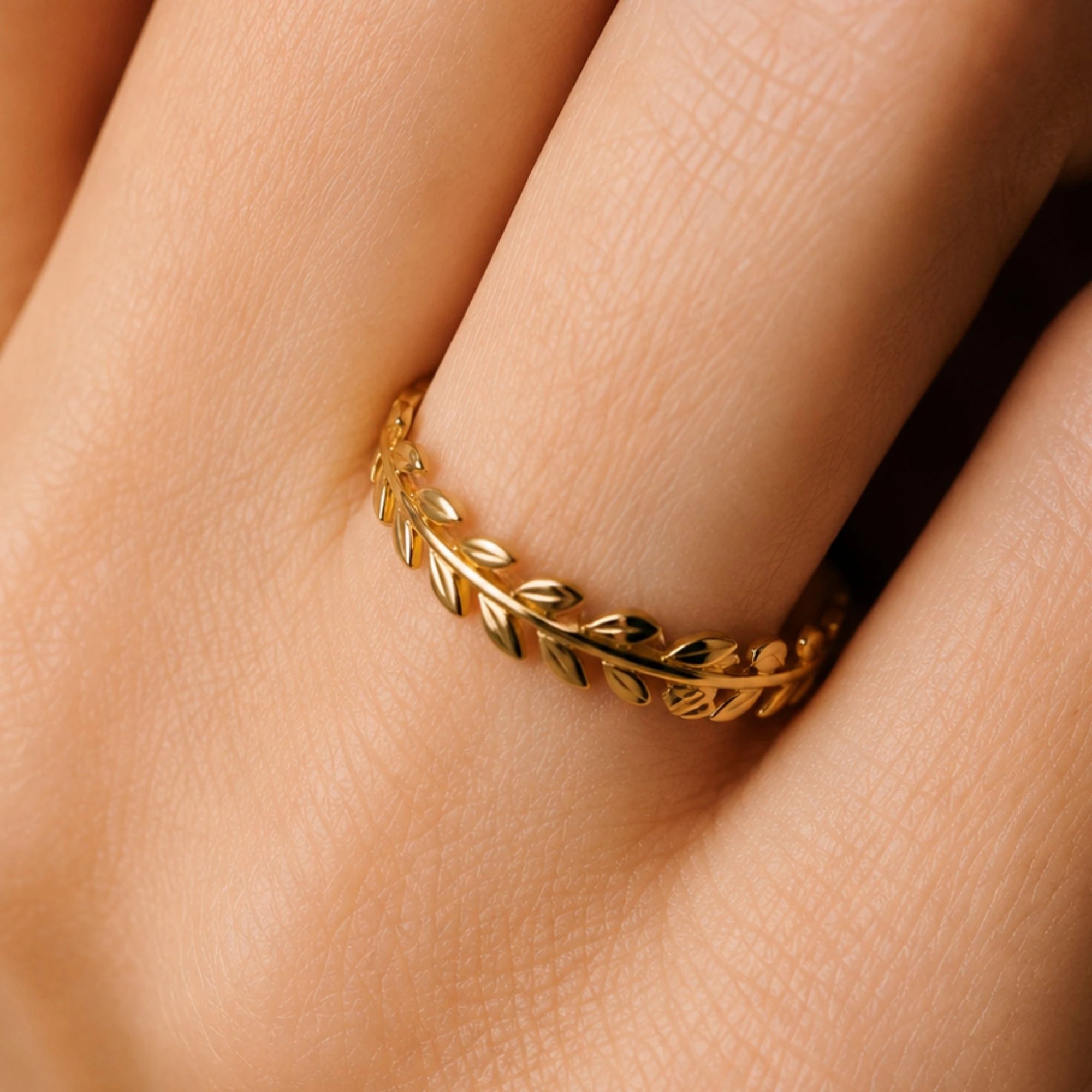 Alliance de mariage femme or jaune Daphné portée au doigt
