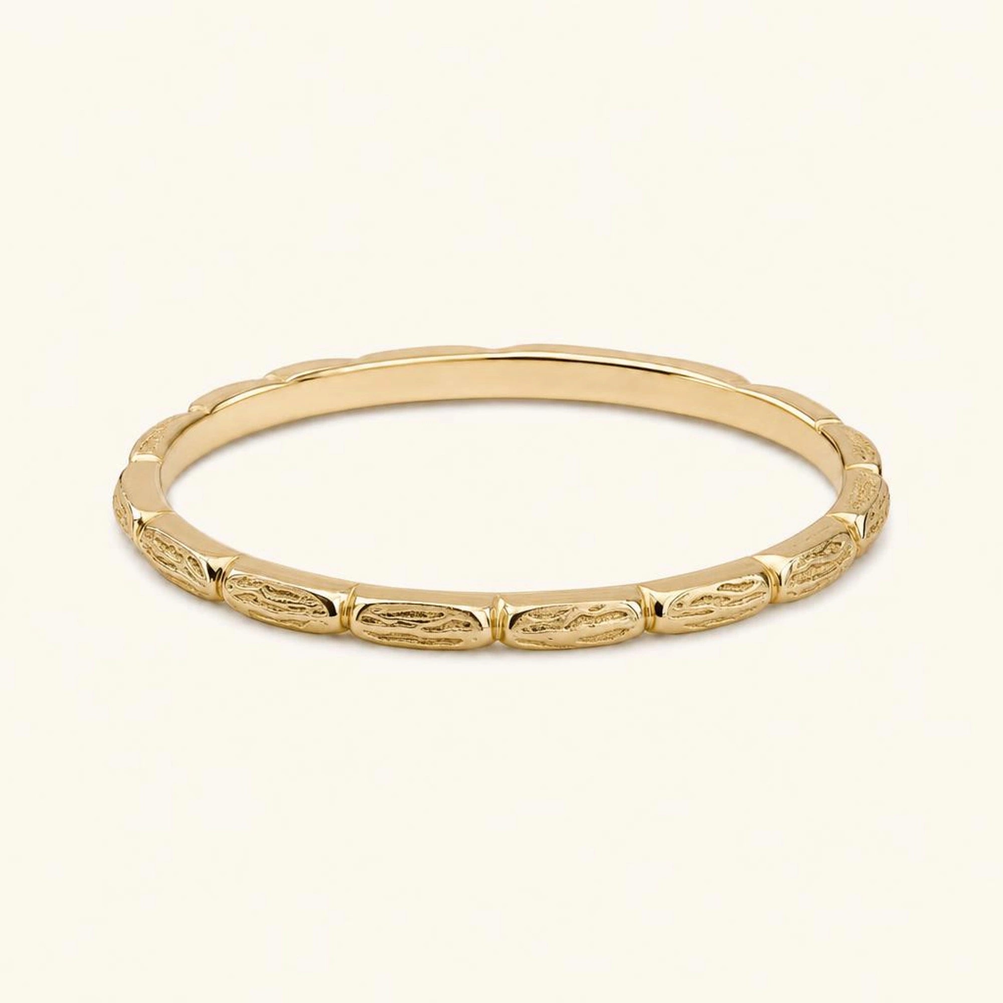 Alliance femme Sobek en or jaune 18 carats, anneau gainé d'écailles de crocodile ciselées