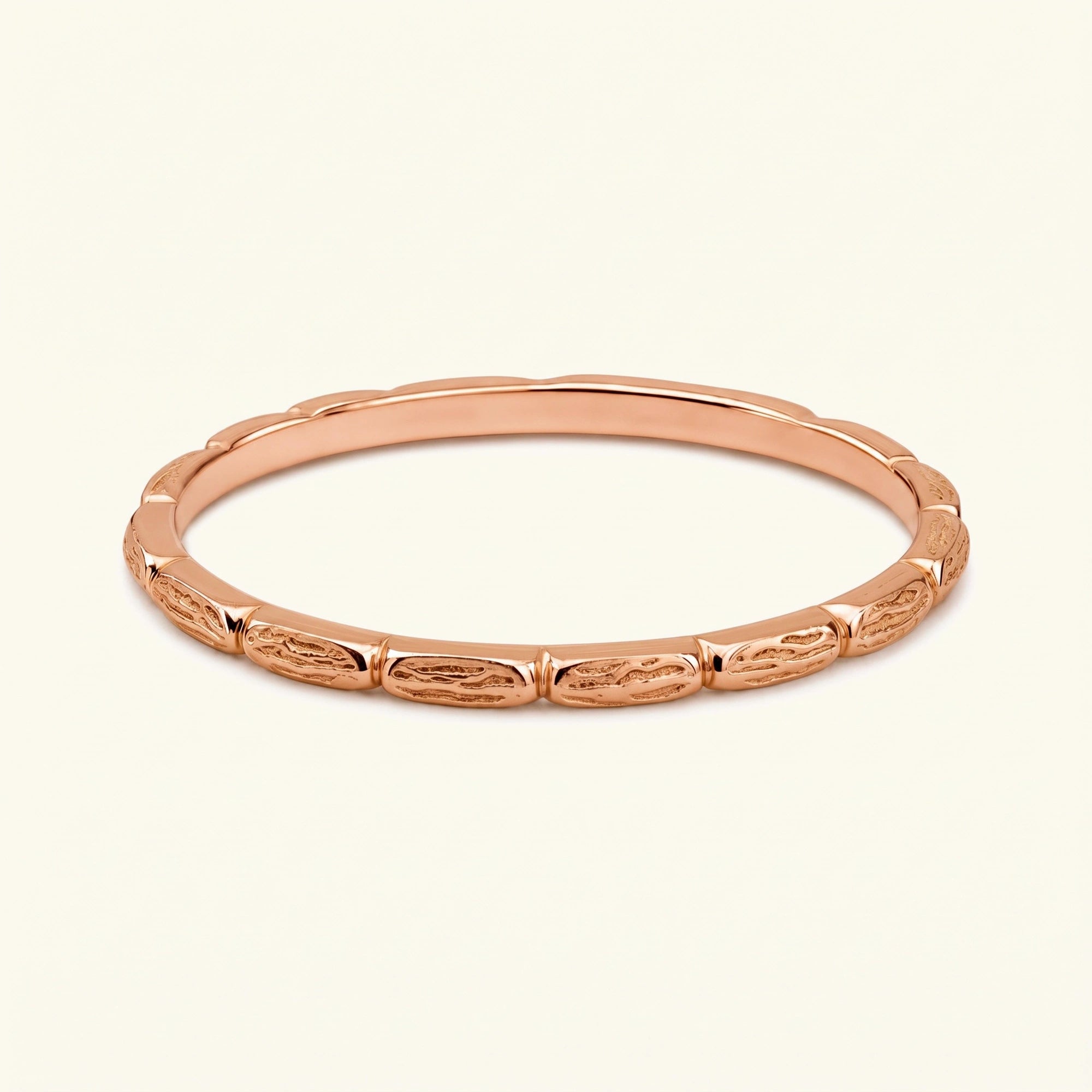 Bague alliance Sobek en or rose 18 carats, anneau ciselé d'écailles de crocodile