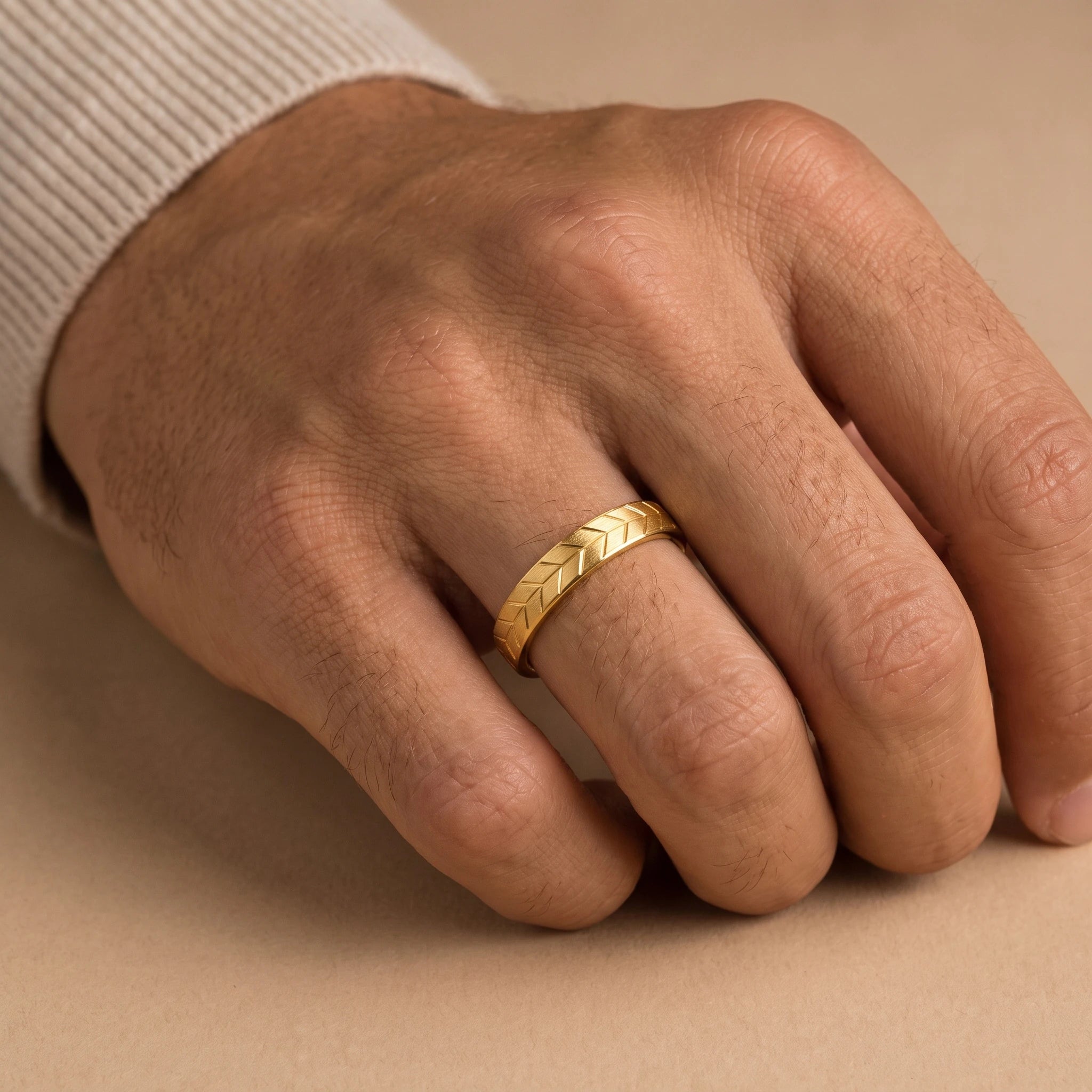 Bague de mariage homme chevron gravée or jaune 18 carats Maât, portée gros plan