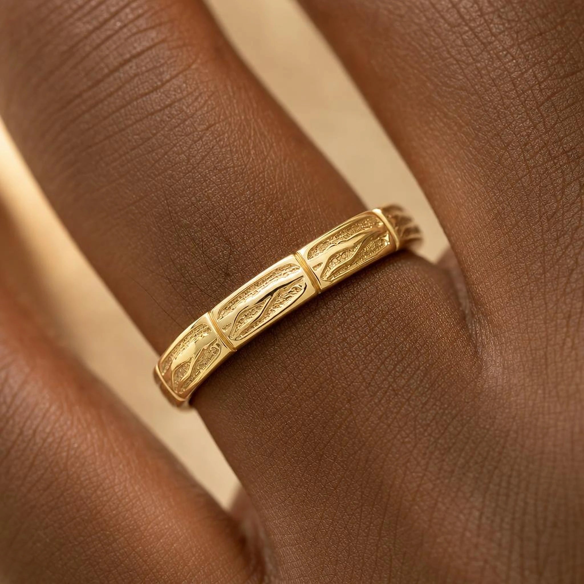 Bague Sobek 2,7 mm portée au doigt, macro sur les écailles de crocodile en or jaune