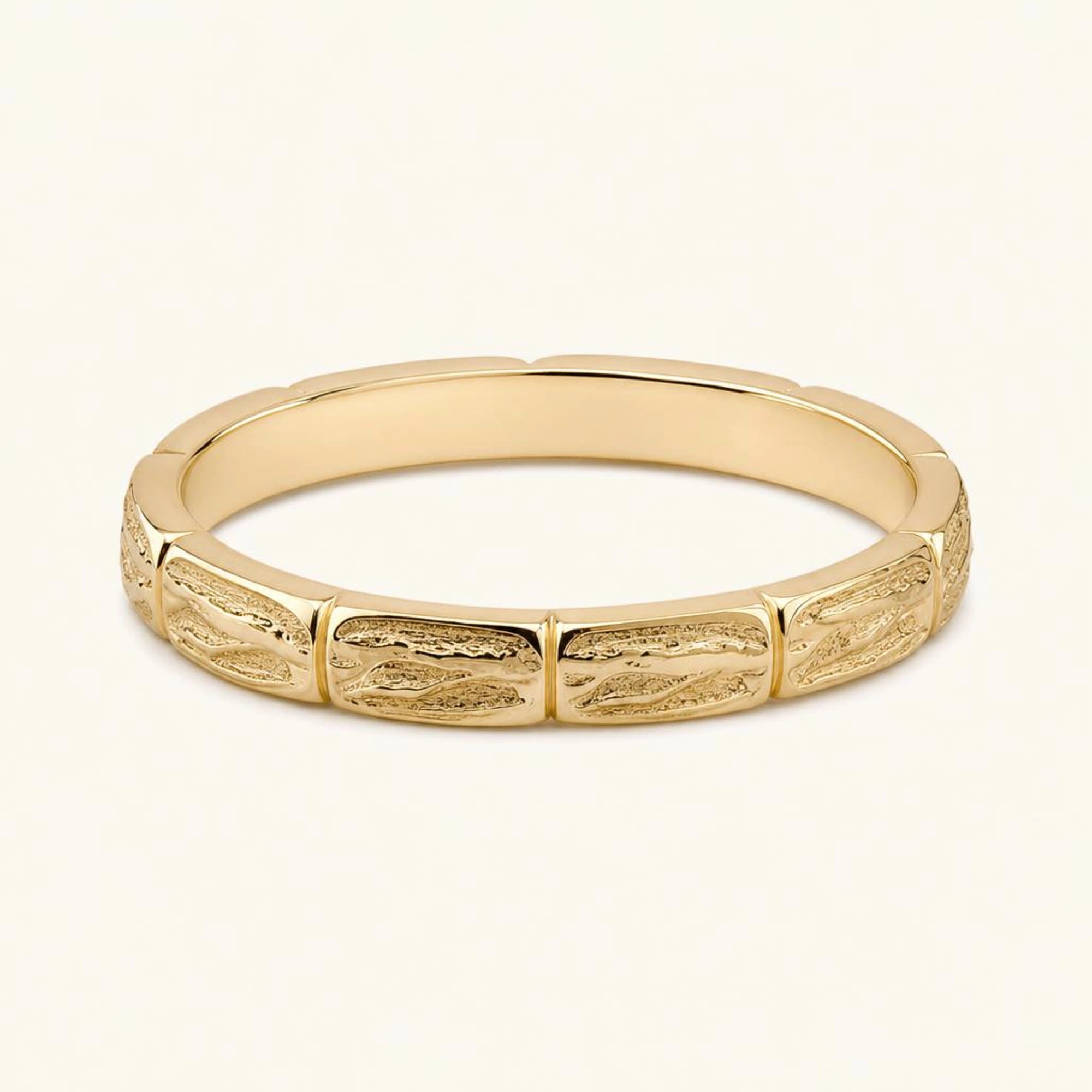 Alliance homme Sobek 2,7 mm en or jaune 18 carats, anneau gainé d'écailles de crocodile ciselées