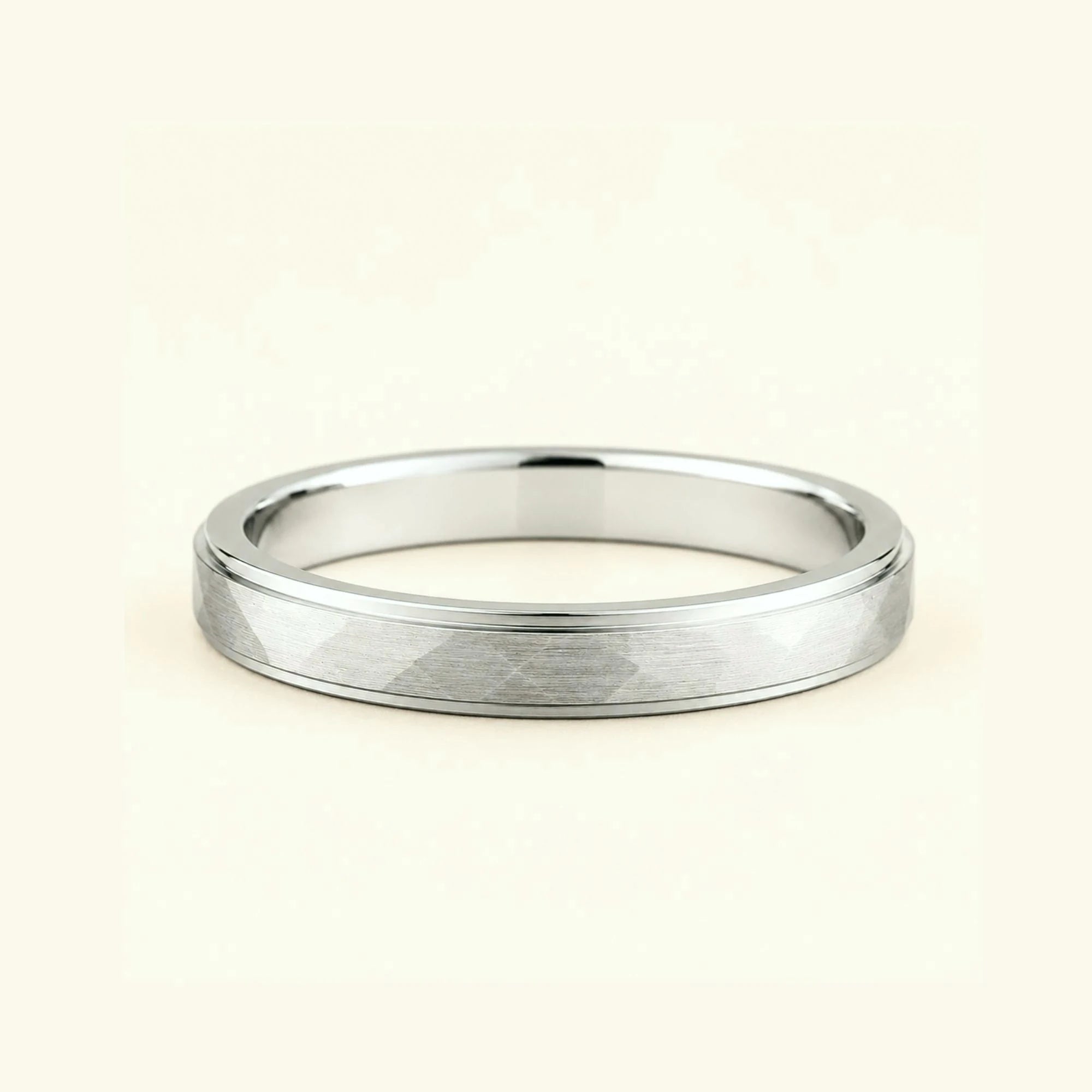 Alliance homme martelée or blanc 4mm Akmon