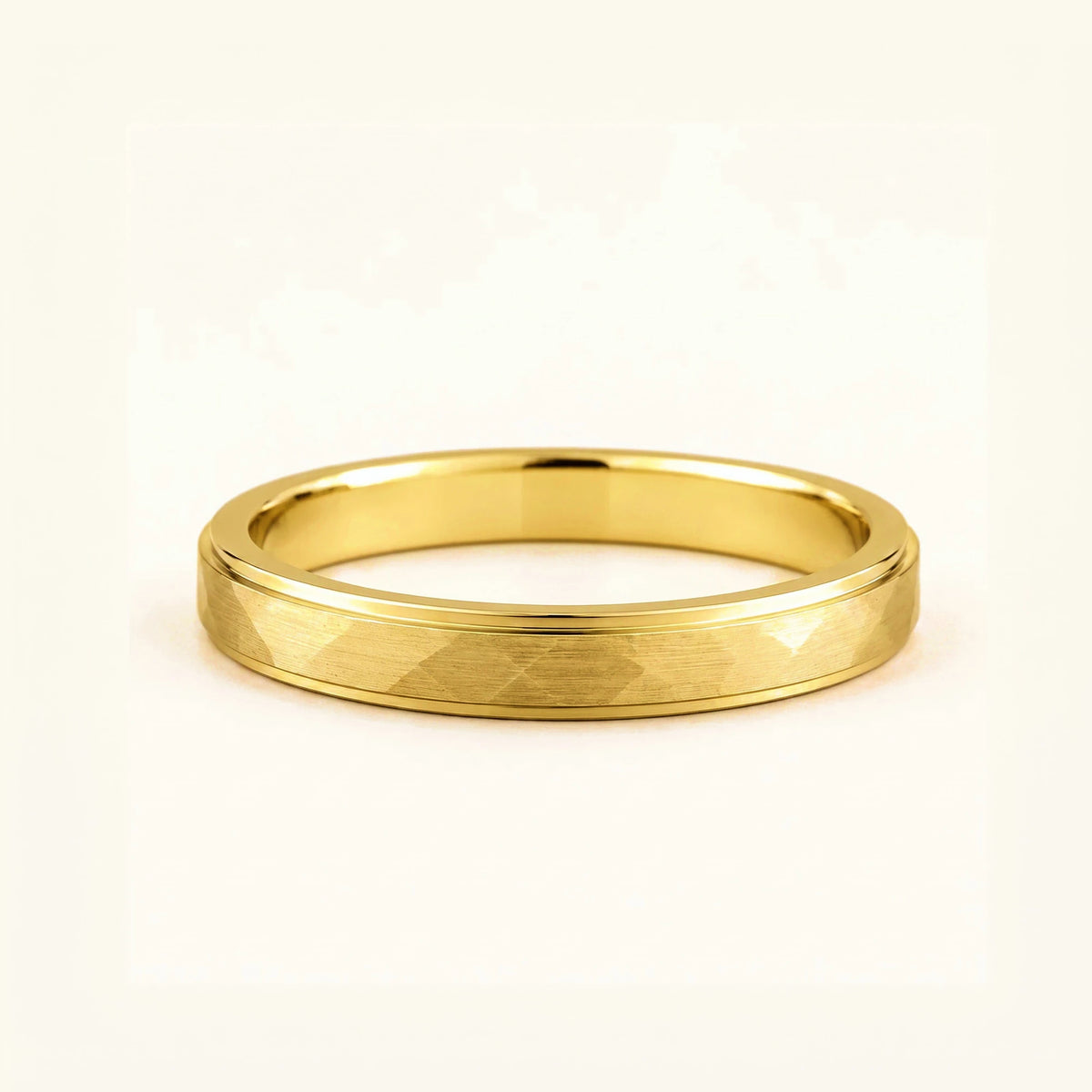Alliance homme martelée or jaune 18 carats 4mm Akmon