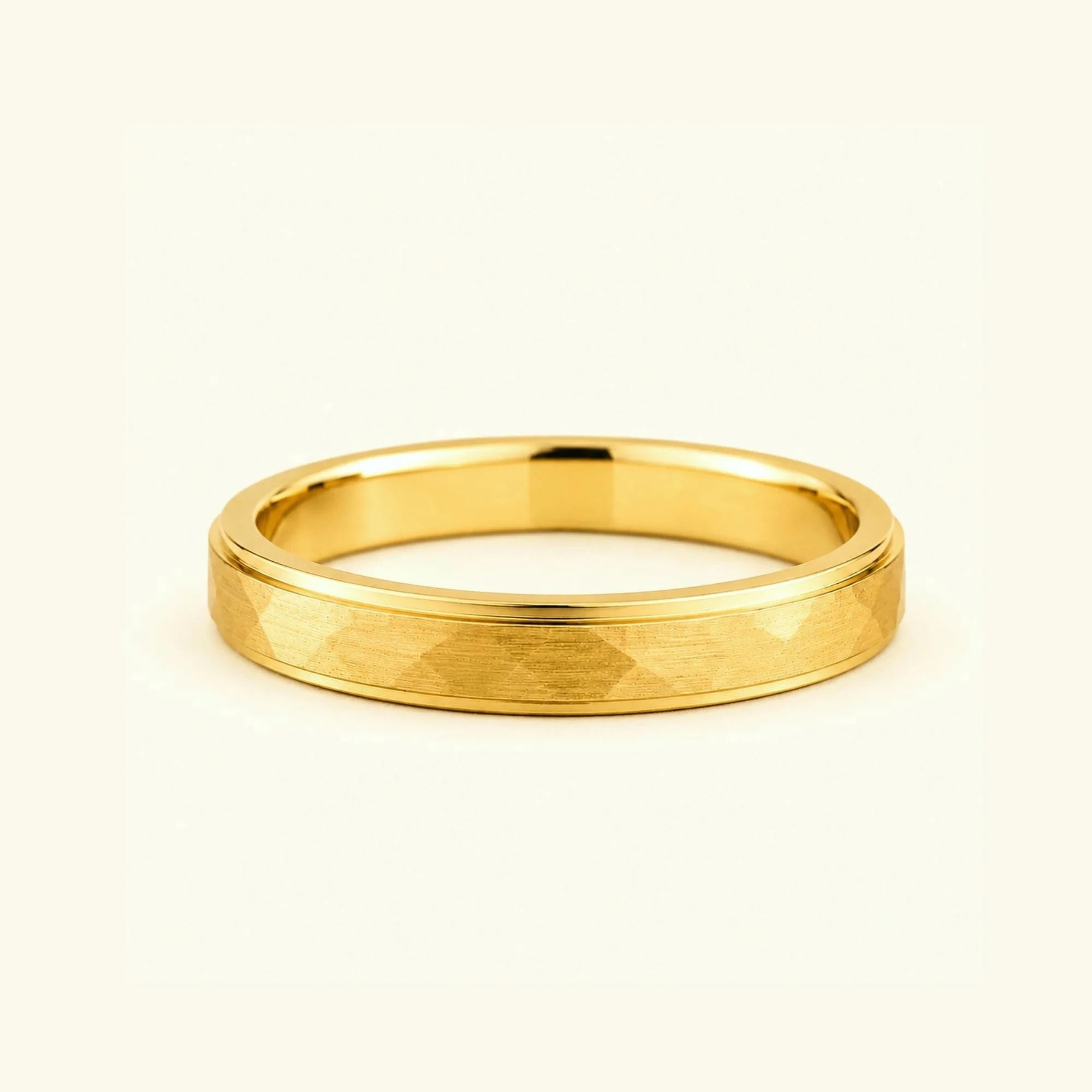 Alliance homme martelée or jaune 18 carats 4mm Akmon