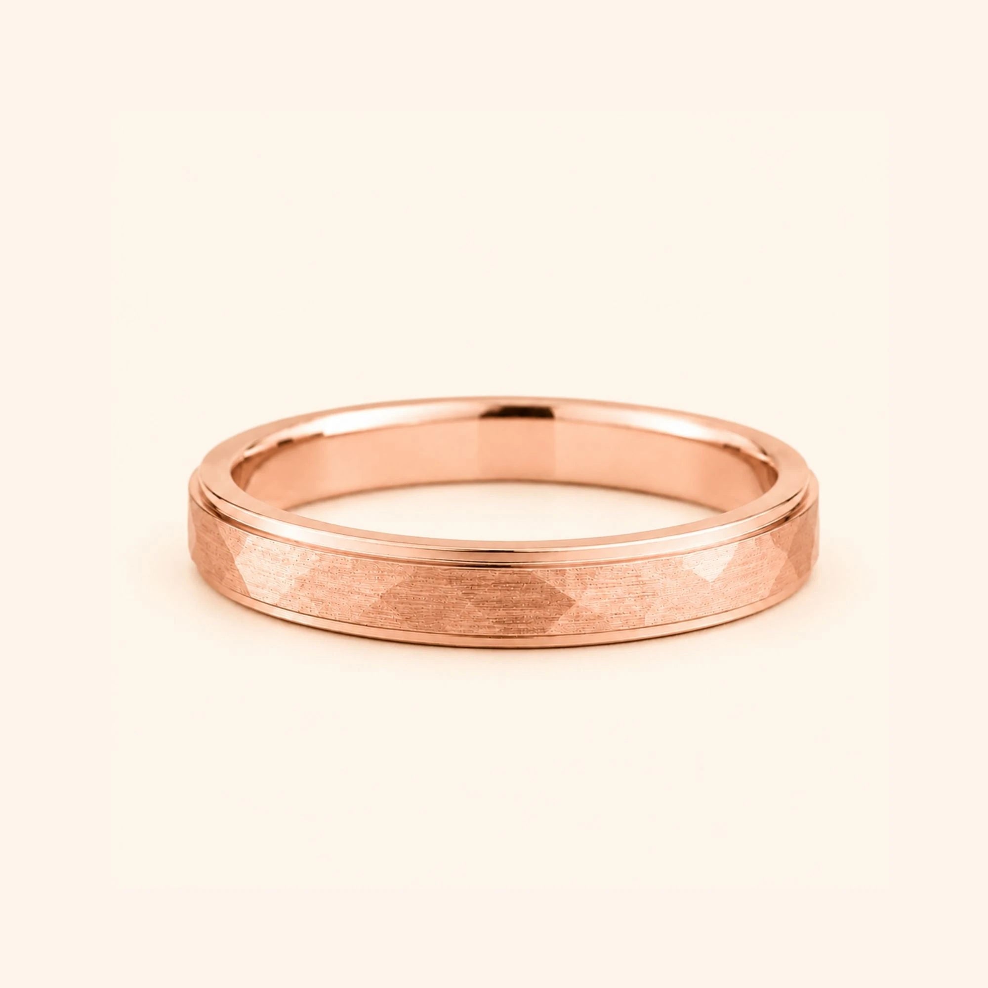 Alliance homme martelée or rose 4mm Akmon, finition forgée