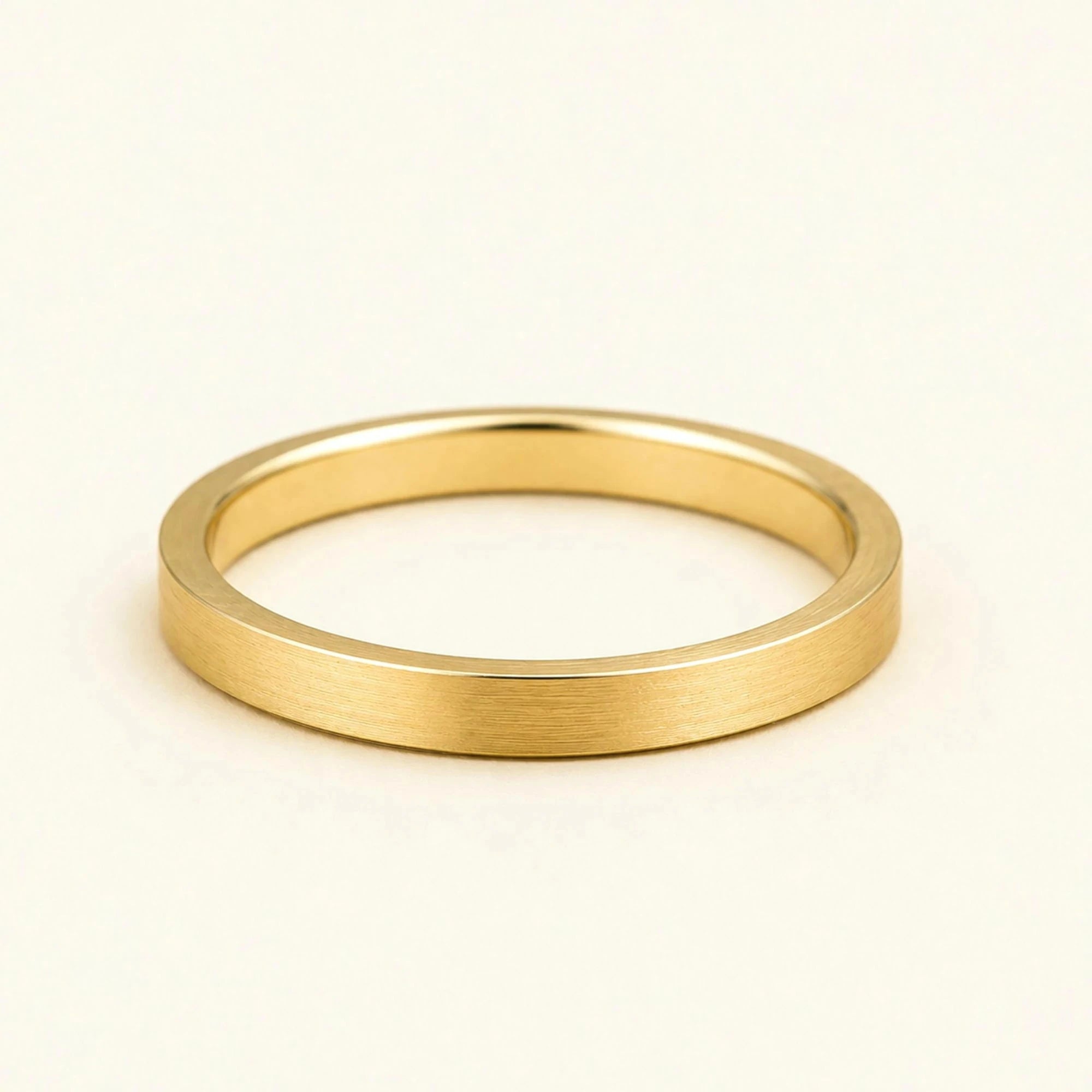 Alliance plate brossée or jaune 18 carats Kanso, jonc plat finition mate