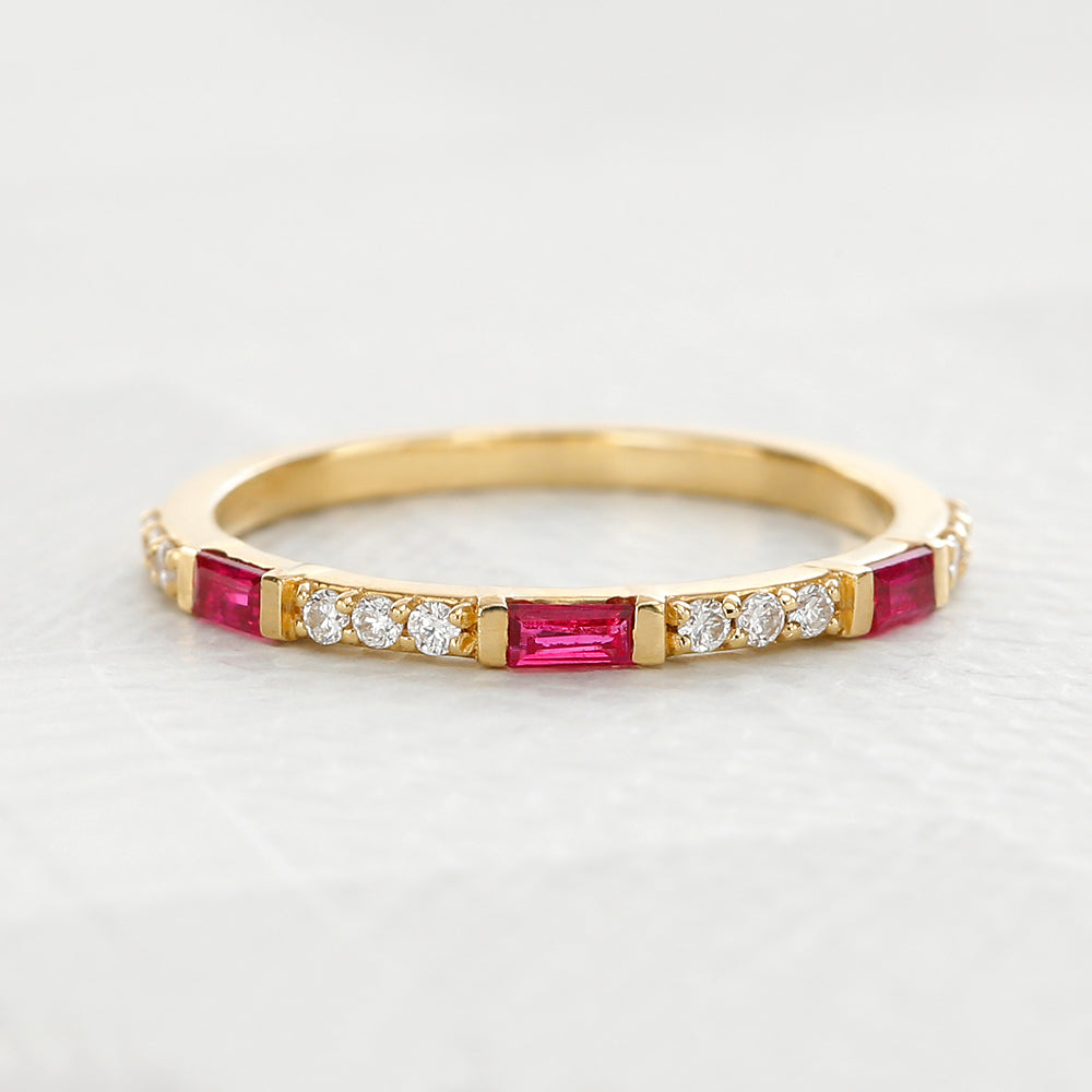Alliance Moksha en or 18 carats sertie de diamants baguette par Mayuri