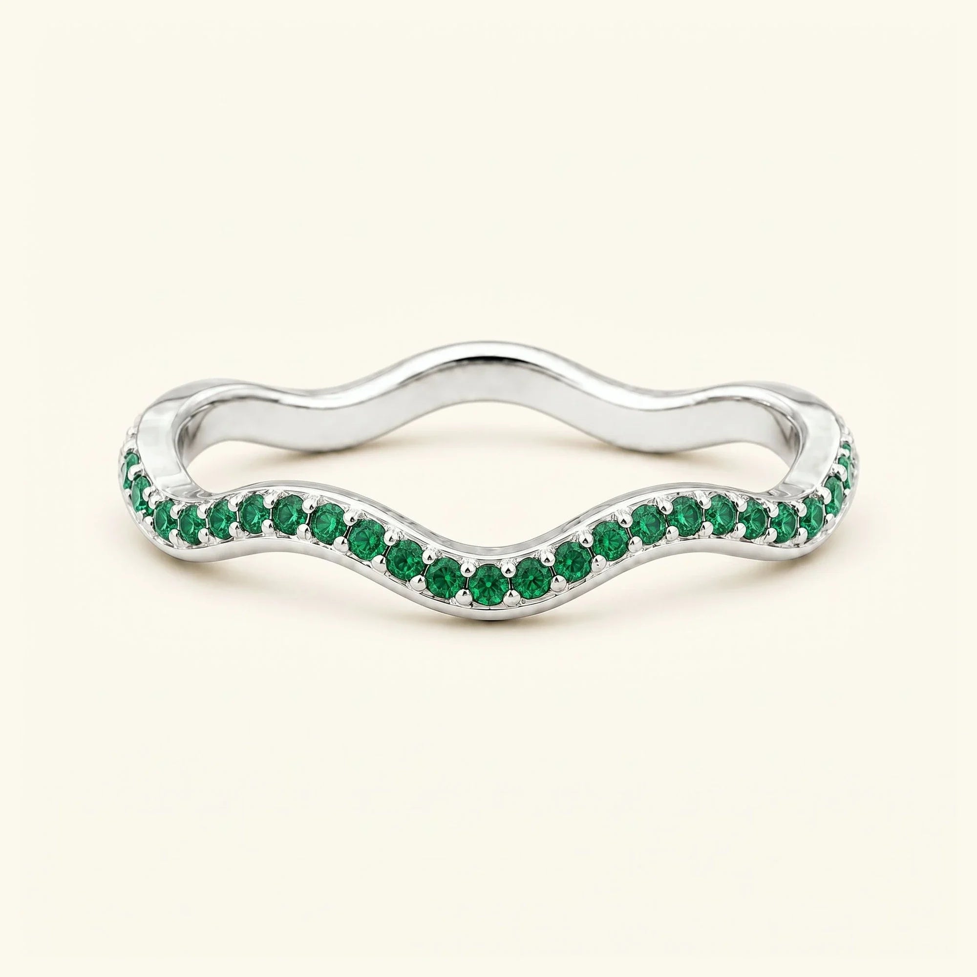 Alliance vague émeraudes Thalassa en or blanc 18 carats, demi-éternité sertie grain