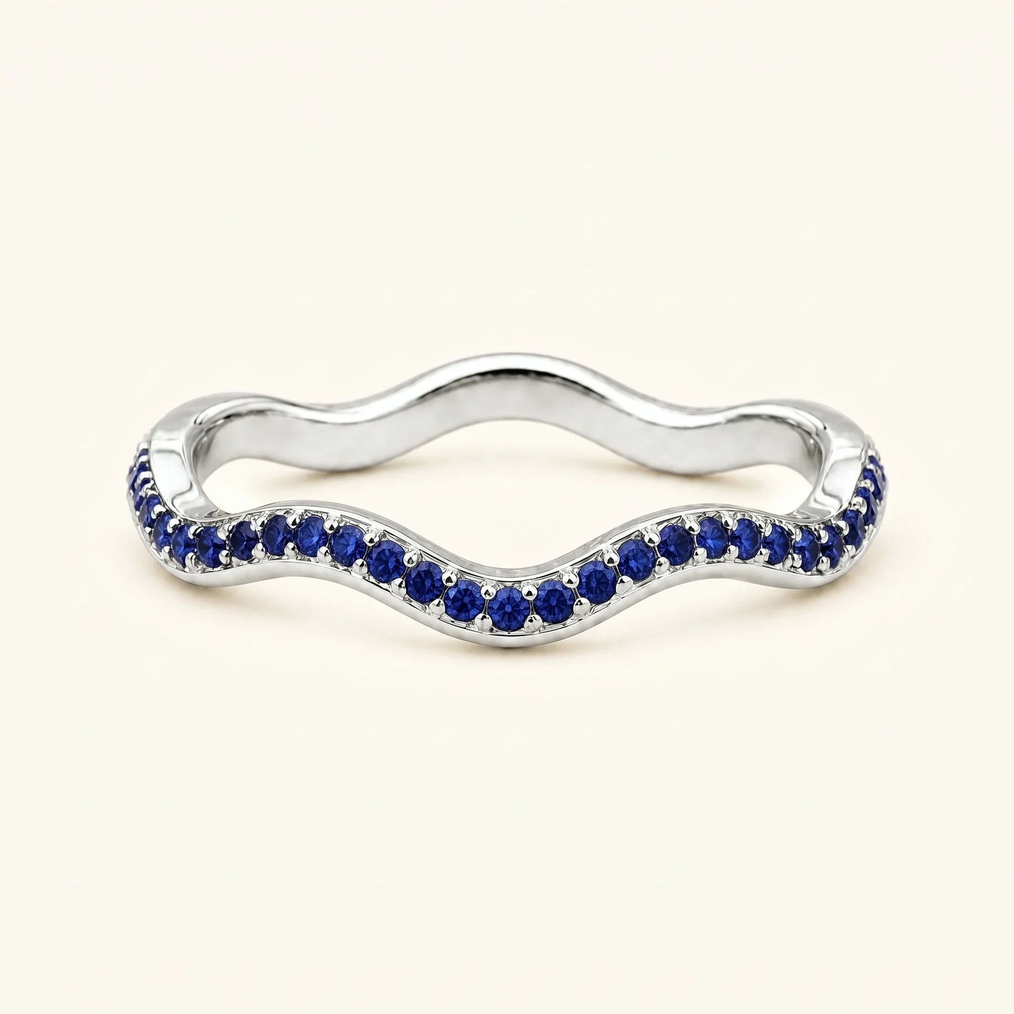 Alliance vague saphirs Thalassa en or blanc 18 carats, demi-éternité sertie grain