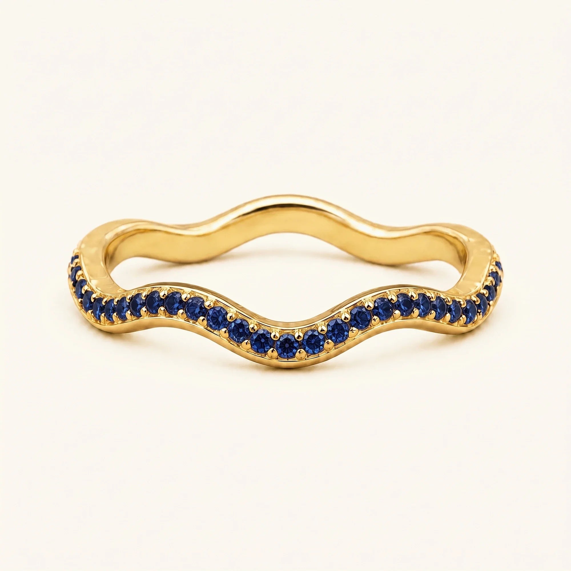 Alliance vague saphirs Thalassa en or jaune 18 carats, demi-éternité sertie grain