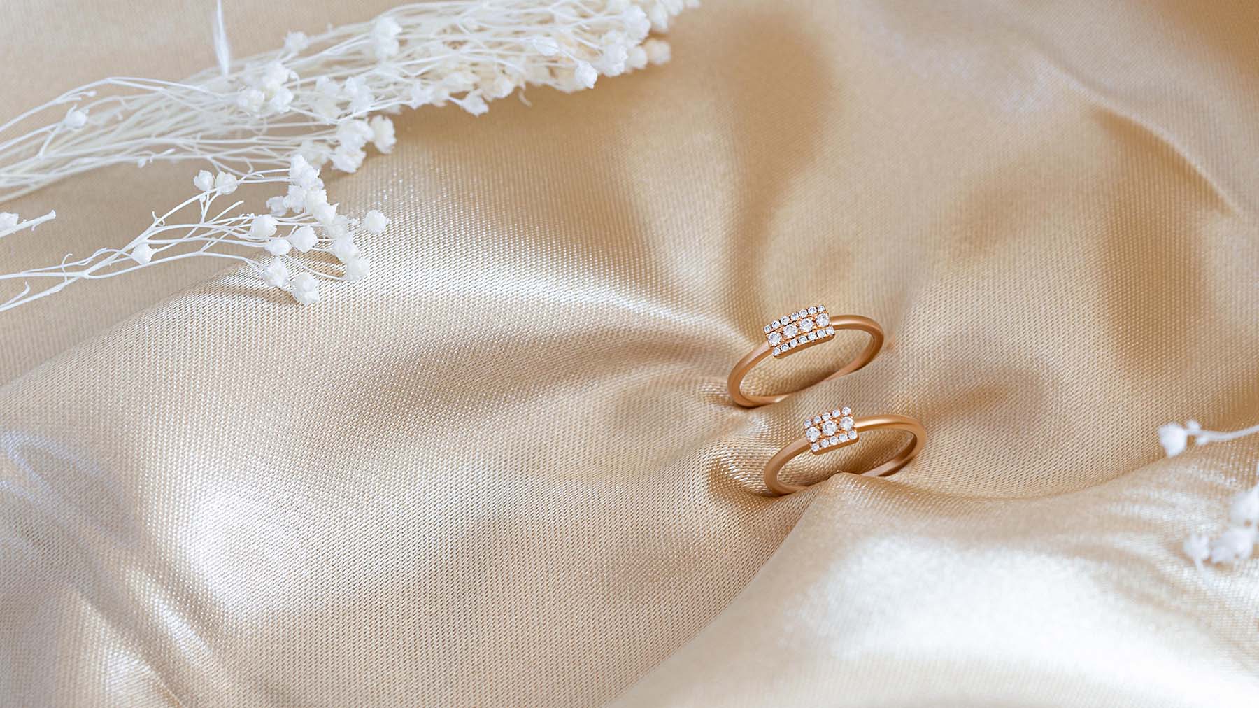Alliances en diamant Mayuri en or 18 carats sur satin doré