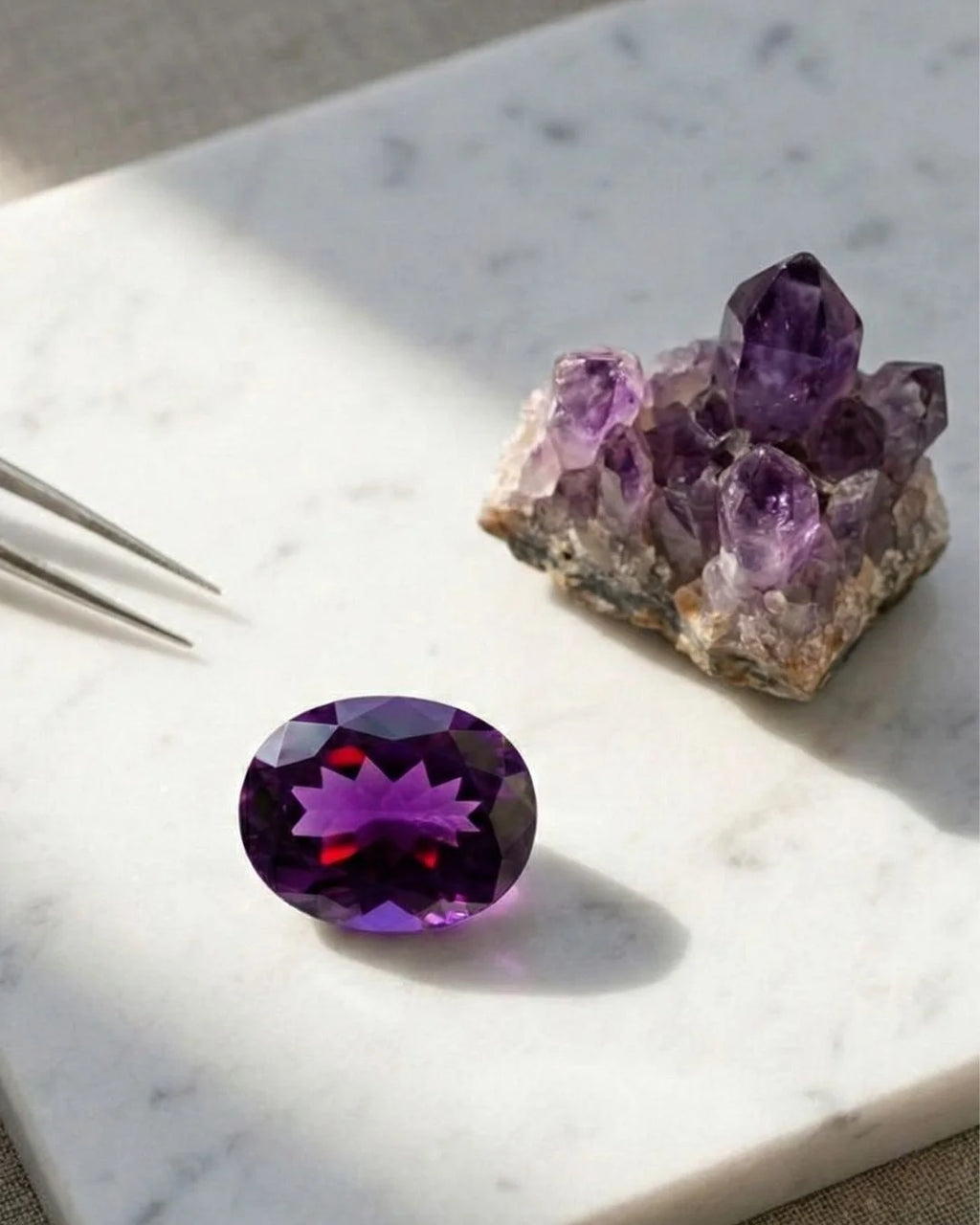 Améthyste Deep Siberian taille ovale montrant un violet intense avec reflets rouges