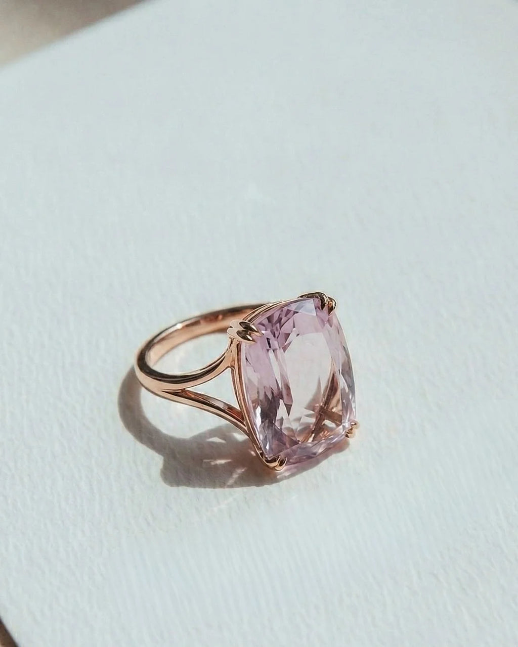 Améthyste Rose de France en teinte lavande délicate montée sur or rose 18 carats