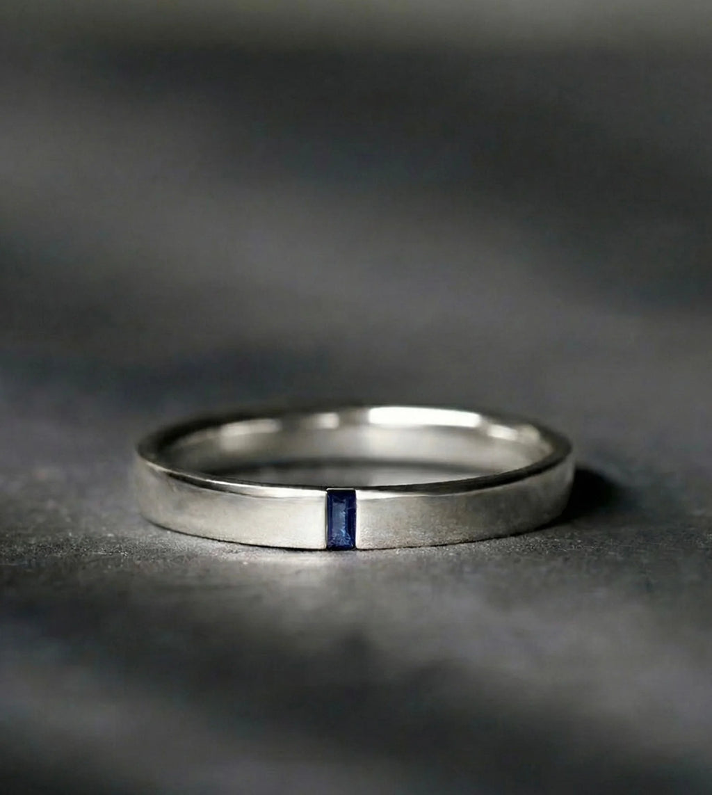 Bague Agni en or blanc et saphir, design masculin épuré pour homme
