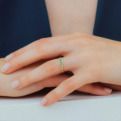 Bague de fiançailles émeraude: guide complet pour bien choisir