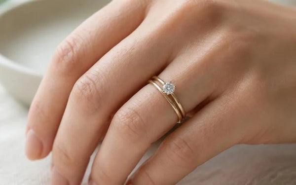 Bague de Fiançailles : À Quel Doigt et Sur Quelle Main la Porter ?