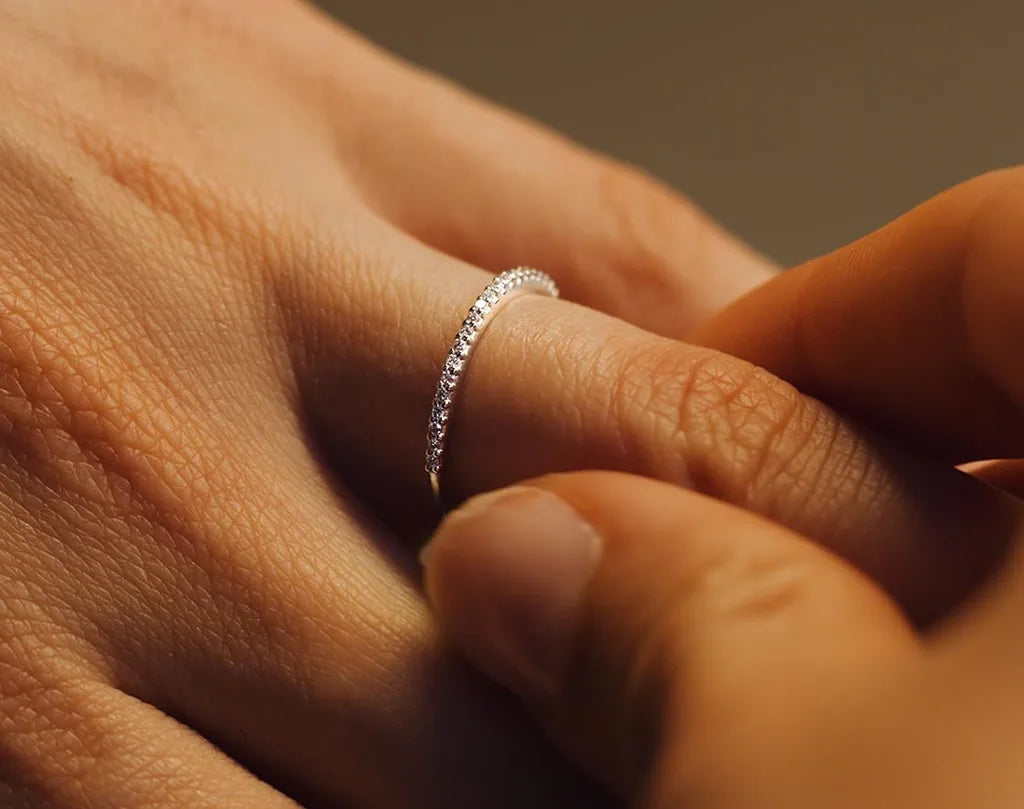 Alliance fine pavée de diamants en or blanc 18 carats portée au doigt, symbole d'engagement par Mayuri