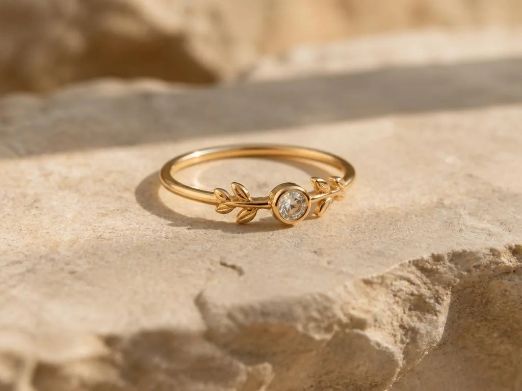 Bague délicate en or jaune 18 carats avec diamant et motif feuille posée sur pierre naturelle, design romantique par Mayuri