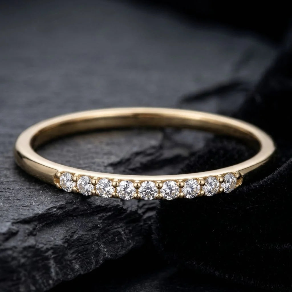 Alliance demi-éternité sertie de diamants en or jaune, sur fond d'ardoise