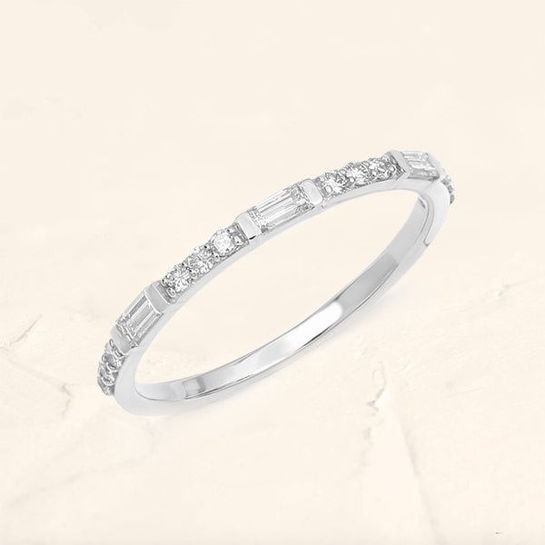 Anillo semieterno de oro blanco de 18 ct con diamantes redondos y baguette