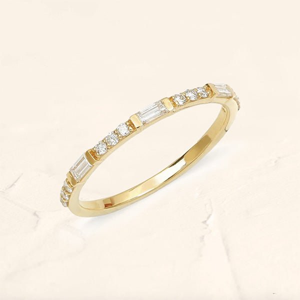 Anillo semieterno de oro amarillo con diamantes redondos y baguette