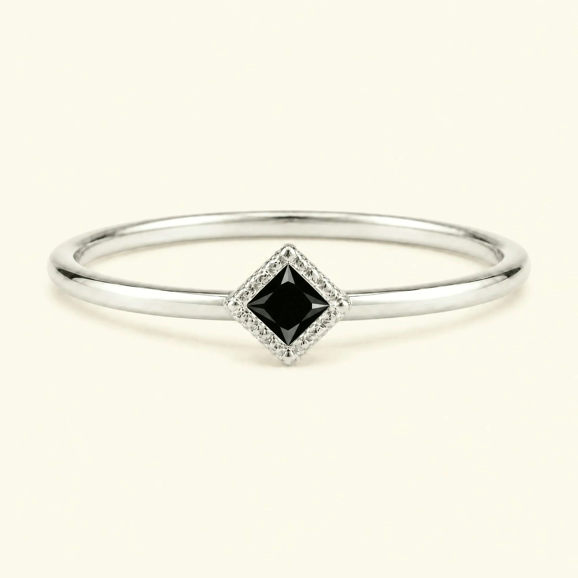 Bague solitaire diamant noir Indrani, princesse 4 mm sertie torsade, or blanc 18 carats