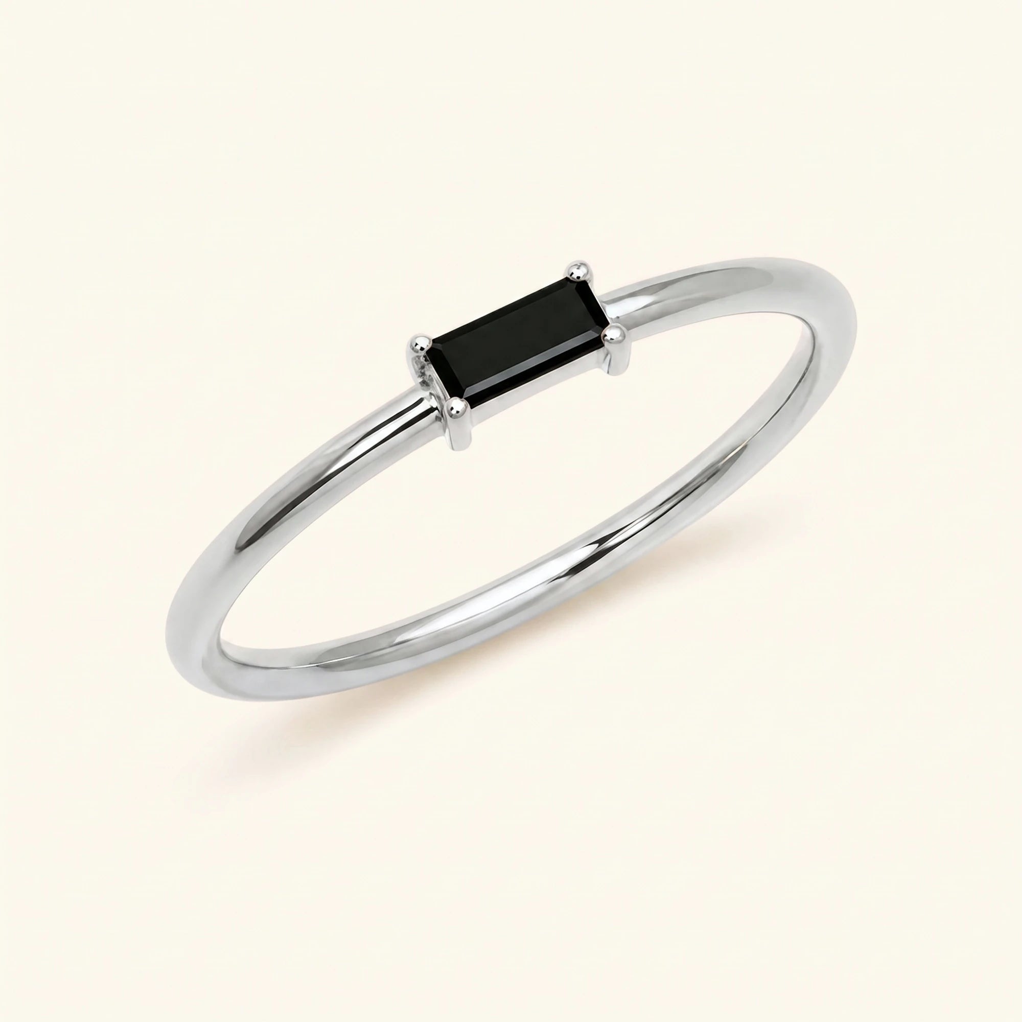 bague solitaire diamant noir baguette en or blanc