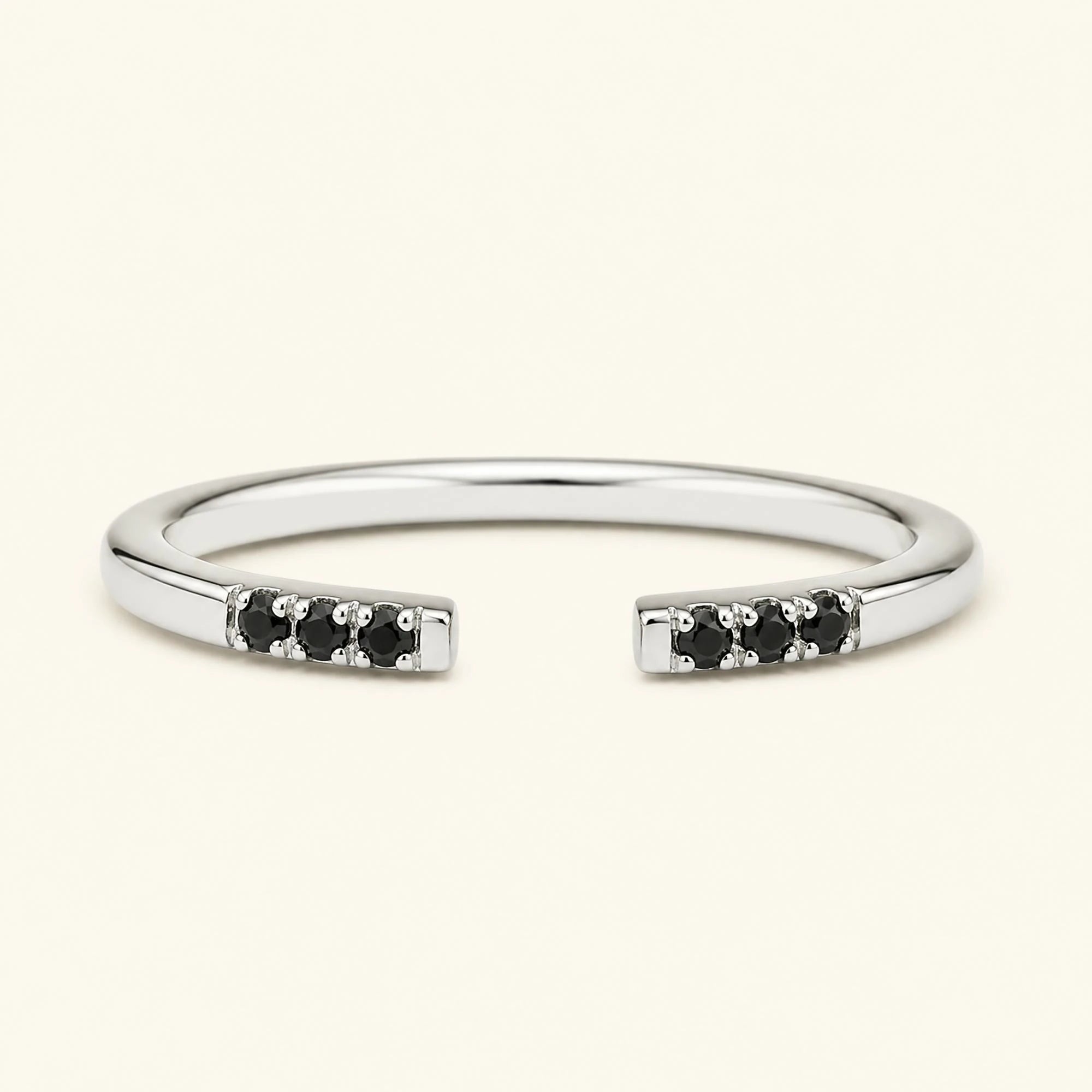 Bague ouverte fine pavée de diamants noirs en or blanc