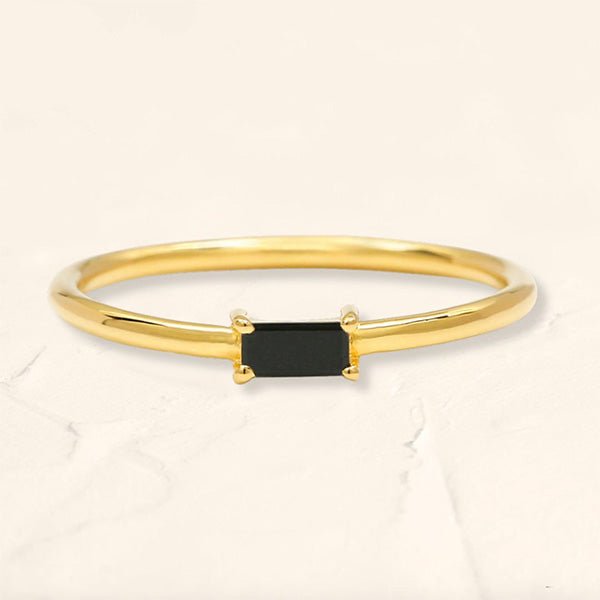 bague minimaliste en  diamant noir baguette en or jaune