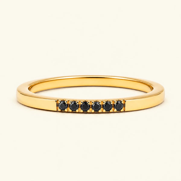 Bague fine pavée de diamants noirs en or jaune