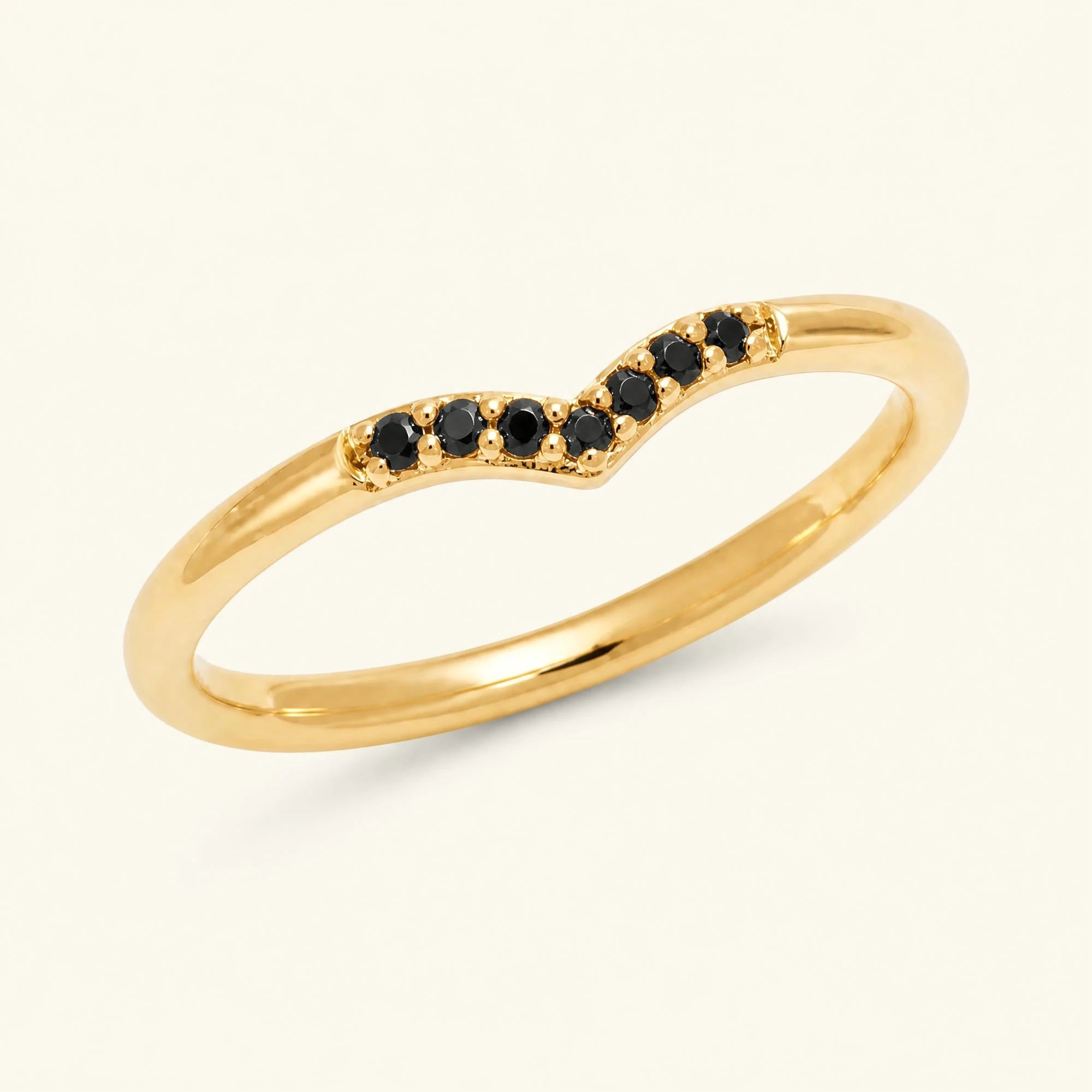 Bague chevron pavée de diamants noirs en or jaune
