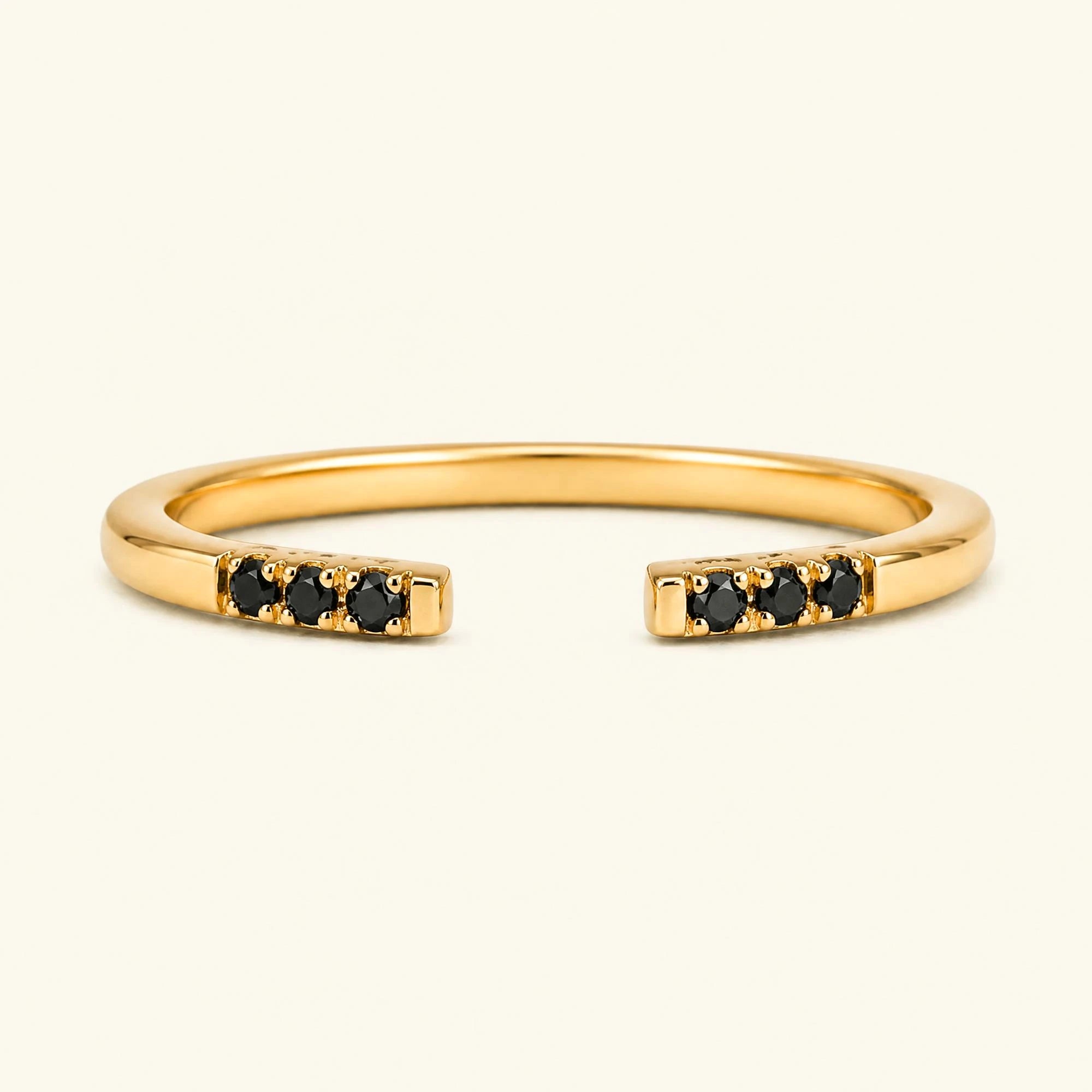 Bague ouverte fine pavée de diamants noirs en or jaune