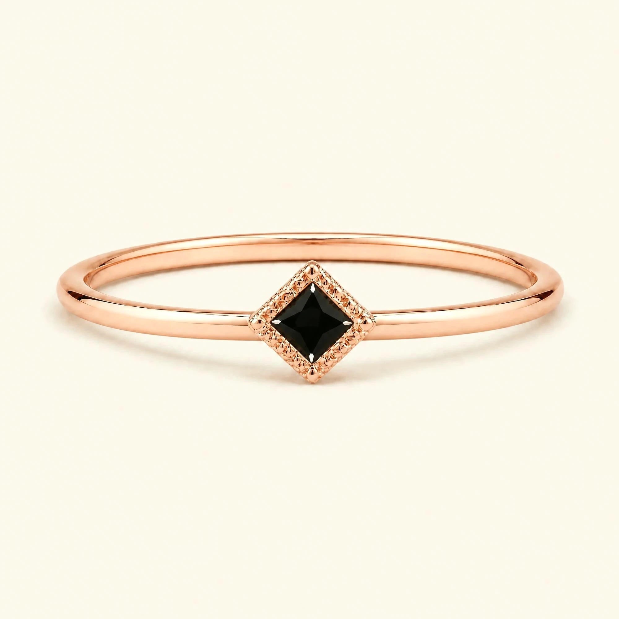 Bague solitaire diamant noir Indrani, pierre carrée taille princesse sertie torsade, or rose 18 carats