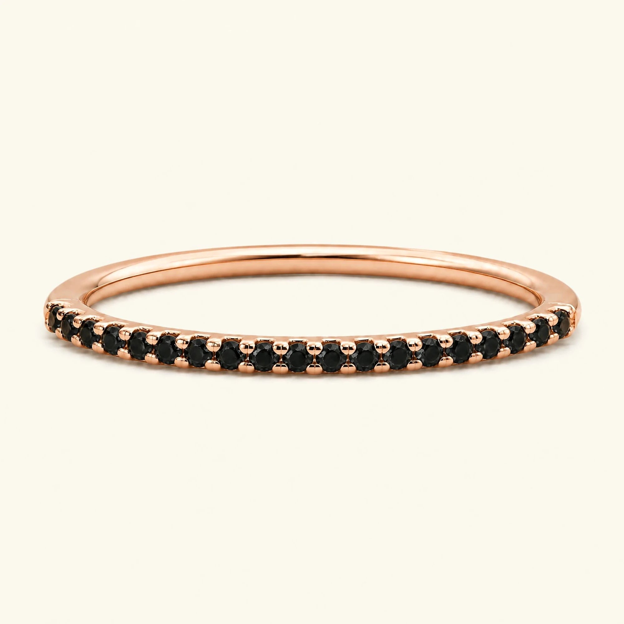 Alliance éternité sertie de diamants noirs en or rose