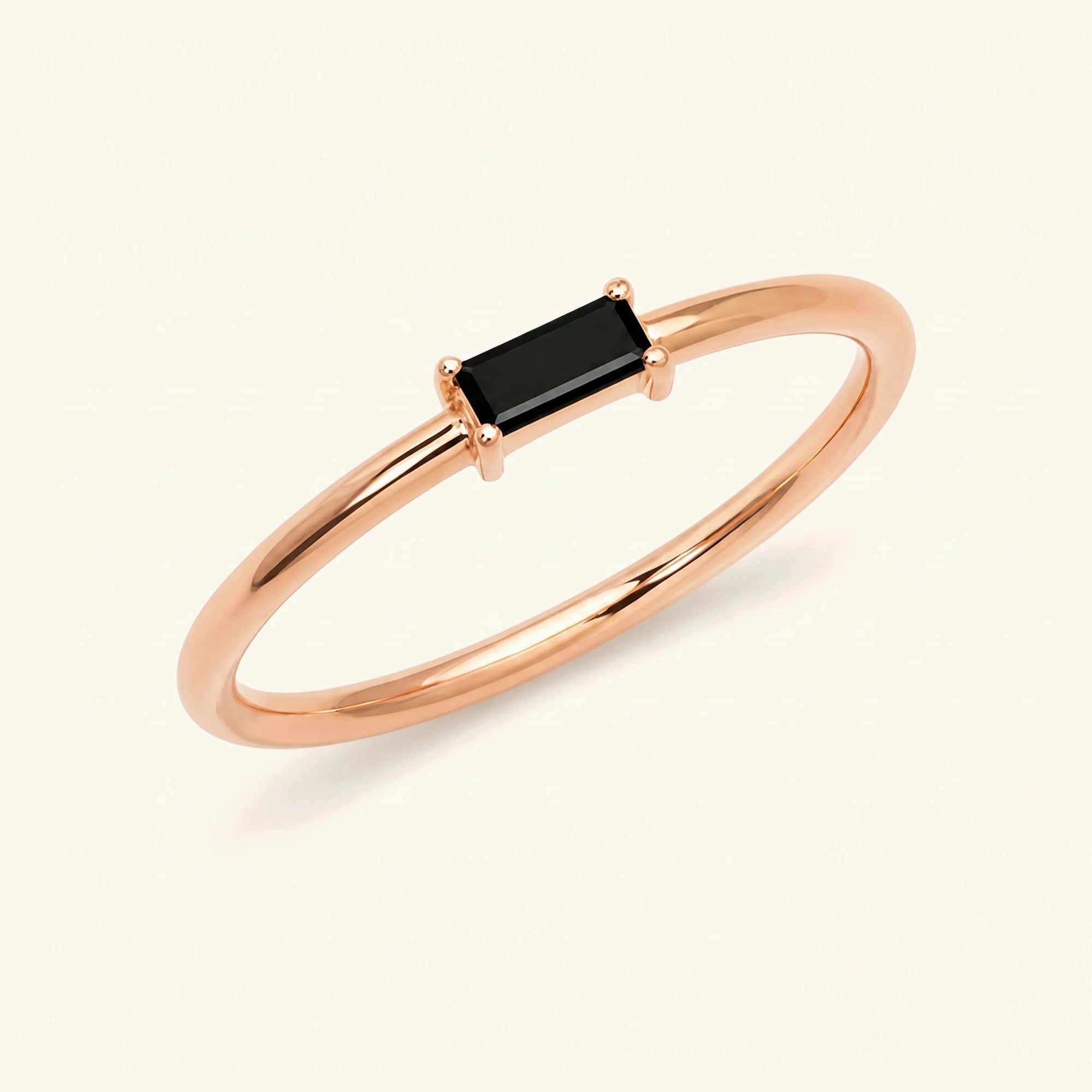 Bague Shanti diamant noir rectangulaire en vermeil or rose, alliance fine minimaliste joaillerie moderne