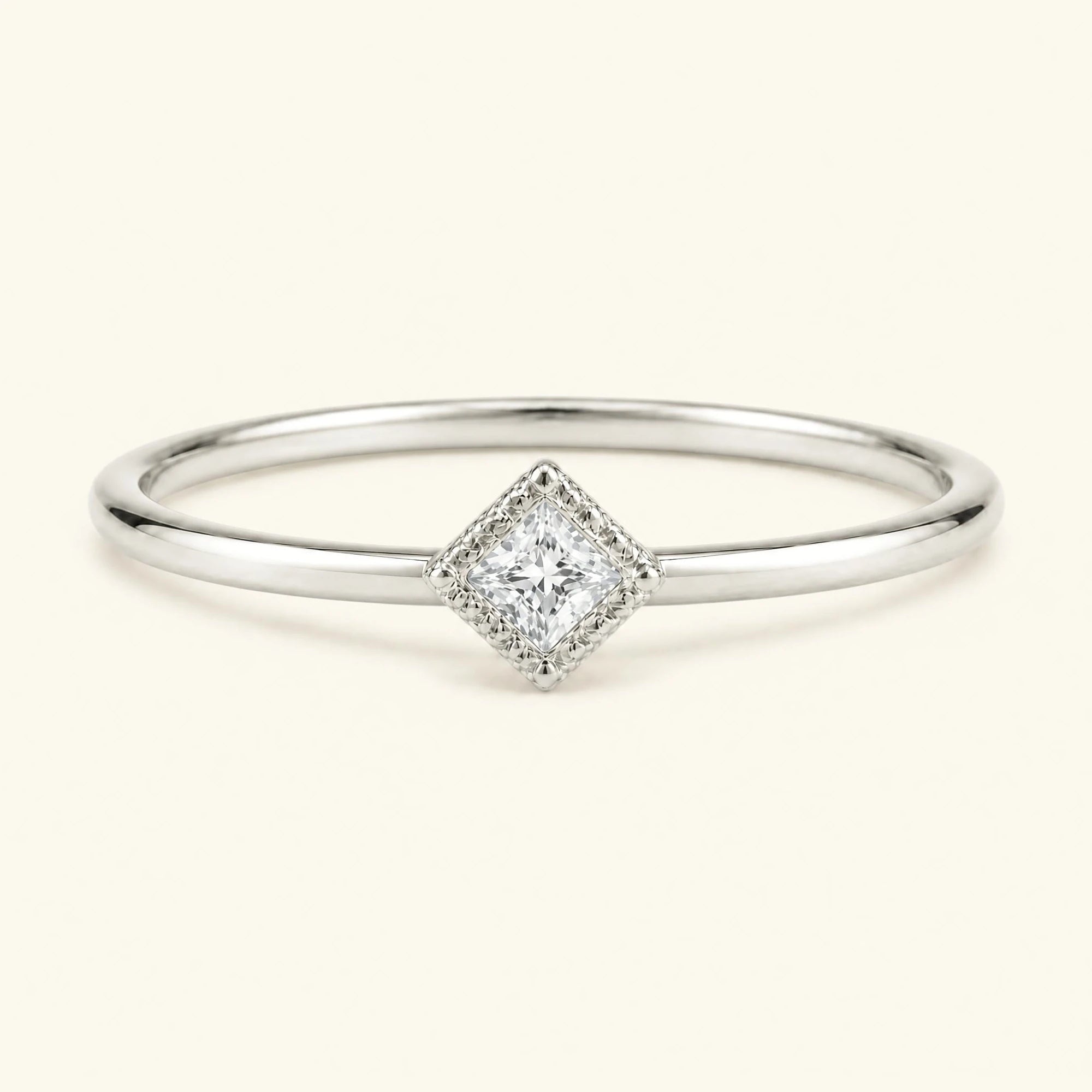 Bague de fiançailles vintage Indrani — solitaire diamant taille princesse 4 mm, pierre carrée sertie torsade, en or blanc 18 carats