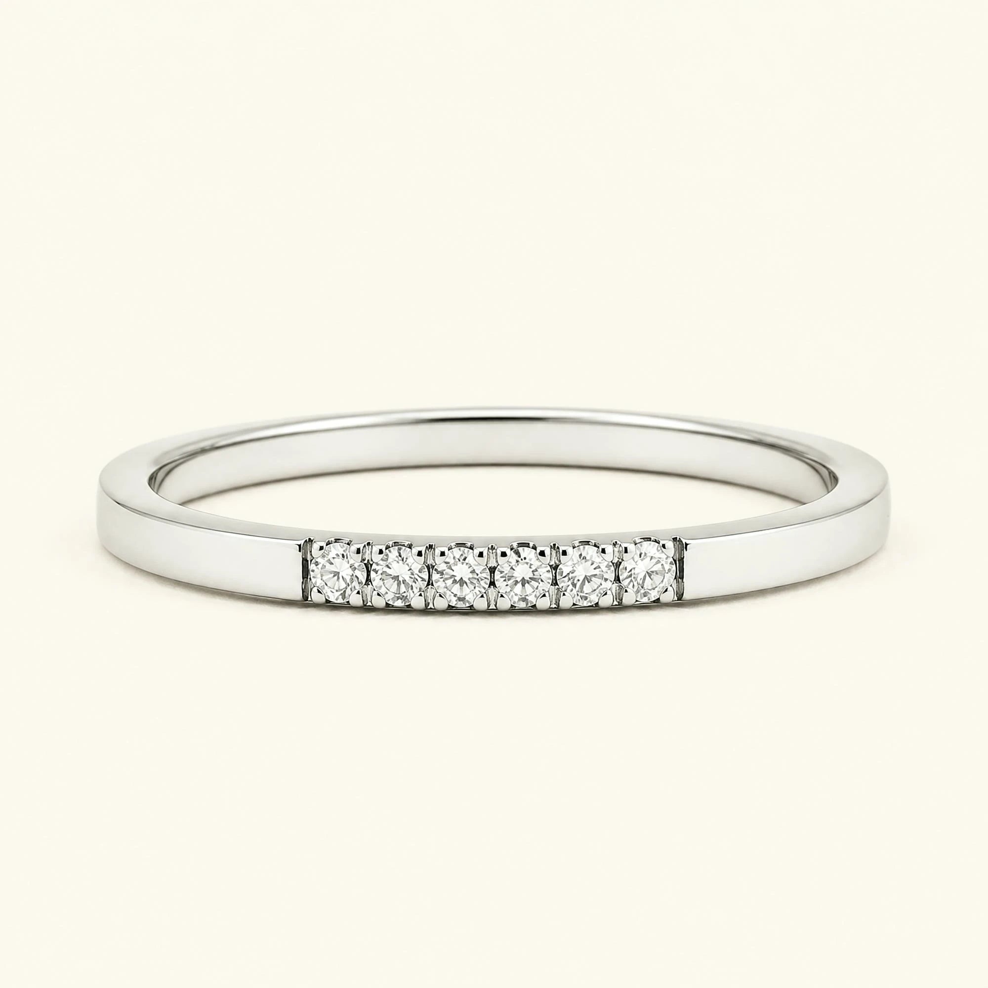 Bague fine pavée de diamants blancs en or blanc