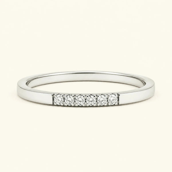 Bague fine pavée de diamants blancs en or blanc
