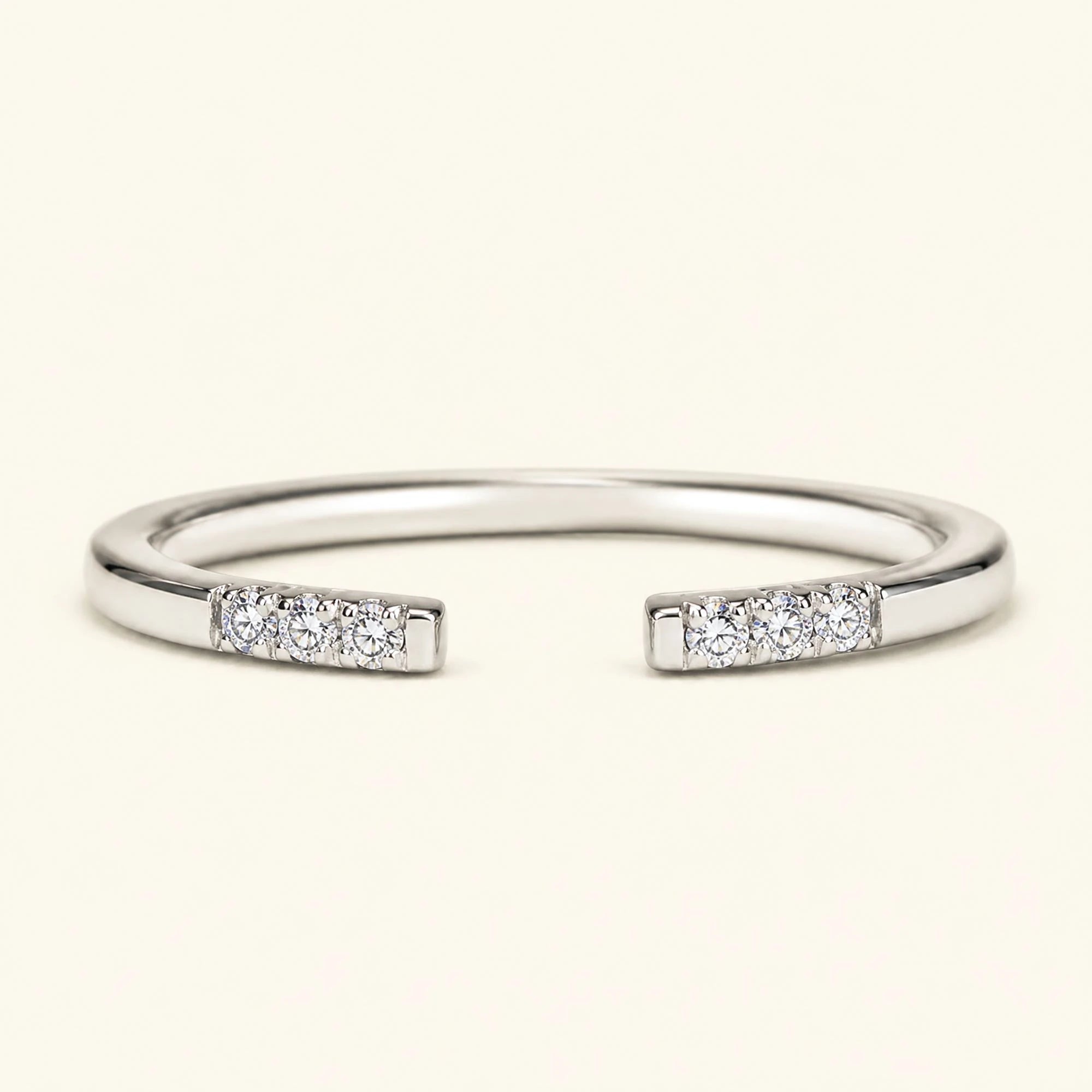 Bague ouverte fine pavée de diamants blancs en or blanc