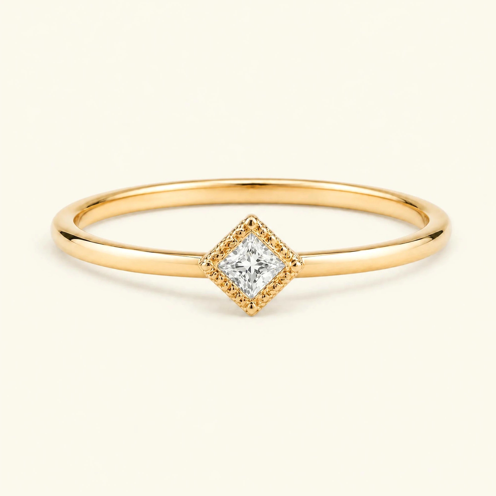 Bague de fiançailles vintage Indrani — solitaire diamant taille princesse 4 mm, pierre carrée sertie grènetis (milgrain), en or jaune 18 carats