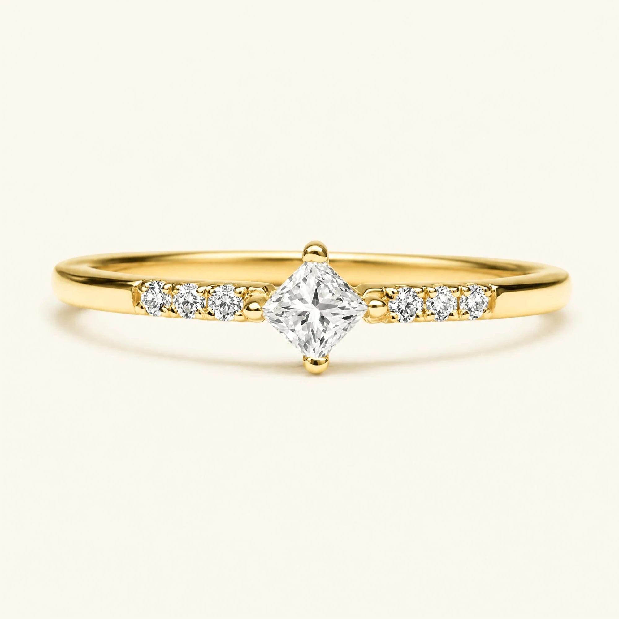 Bague de fiançailles princesse pavée de diamants blancs en or jaune