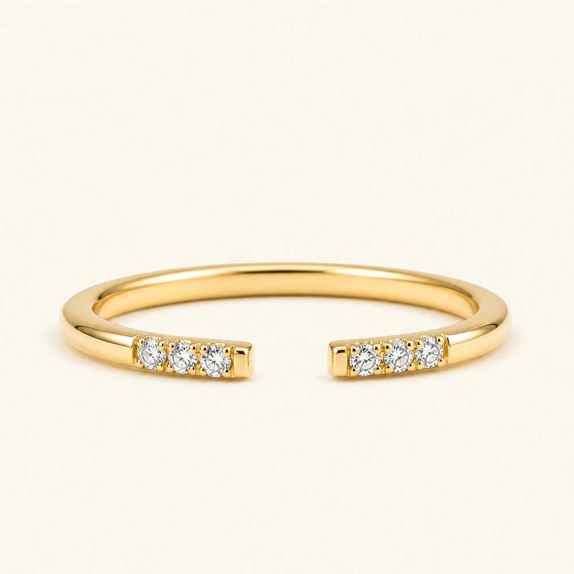 Bague ouverte fine pavée de diamants blancs en or jaune