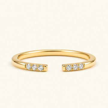 Bague ouverte fine pavée de diamants blancs en or jaune