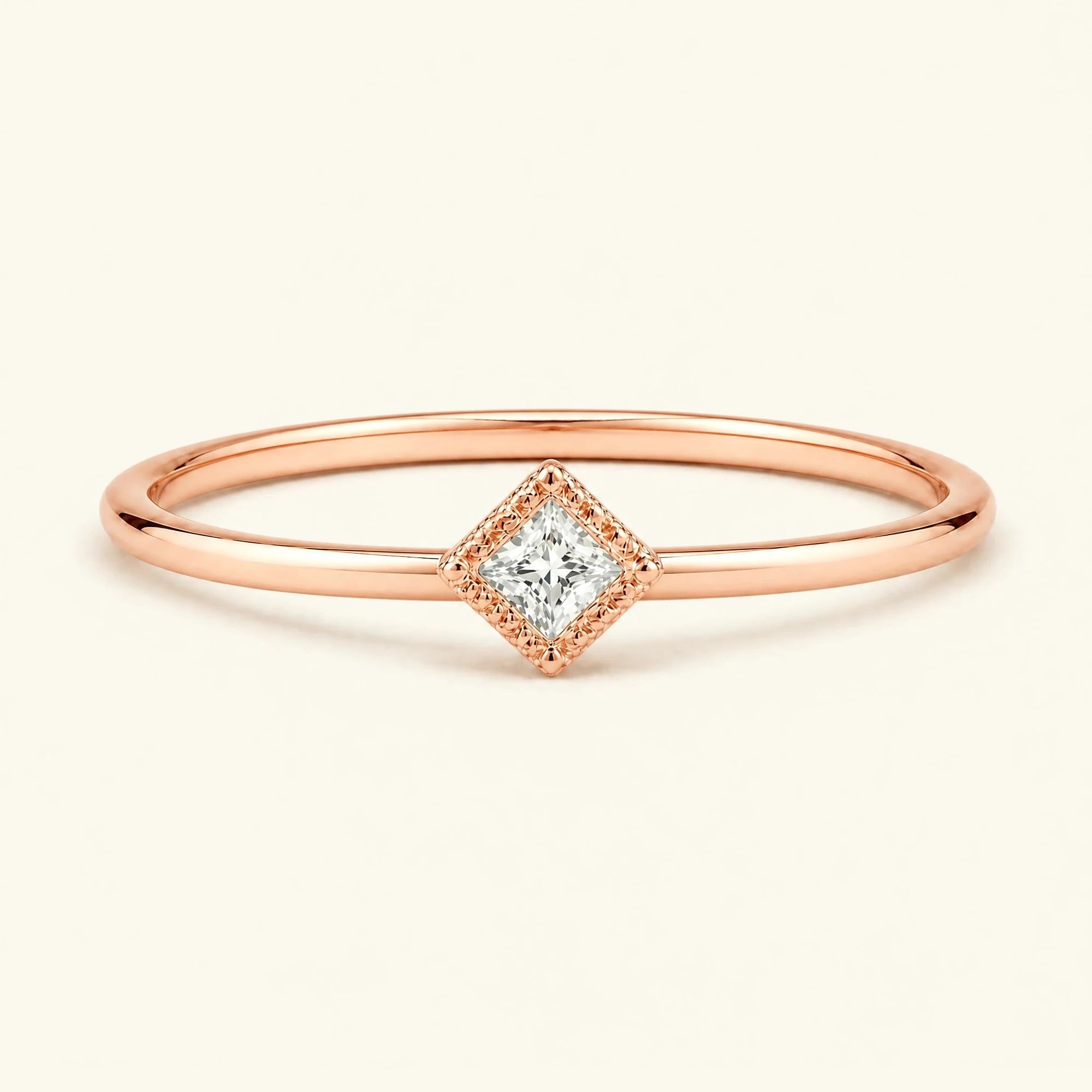 Bague de fiançailles vintage Indrani — solitaire diamant taille princesse 4 mm, pierre carrée sertie grènetis (milgrain), en or rose 18 carats